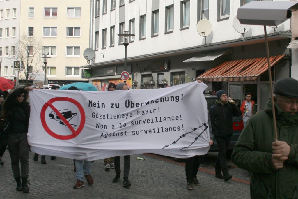 title attribut Schon im Februar protestierte die Nachbarschaftsinitiative mit einem „Stadtteilspaziergang“ gegen die geplante Videoüberwachung in der Münsterstraße.