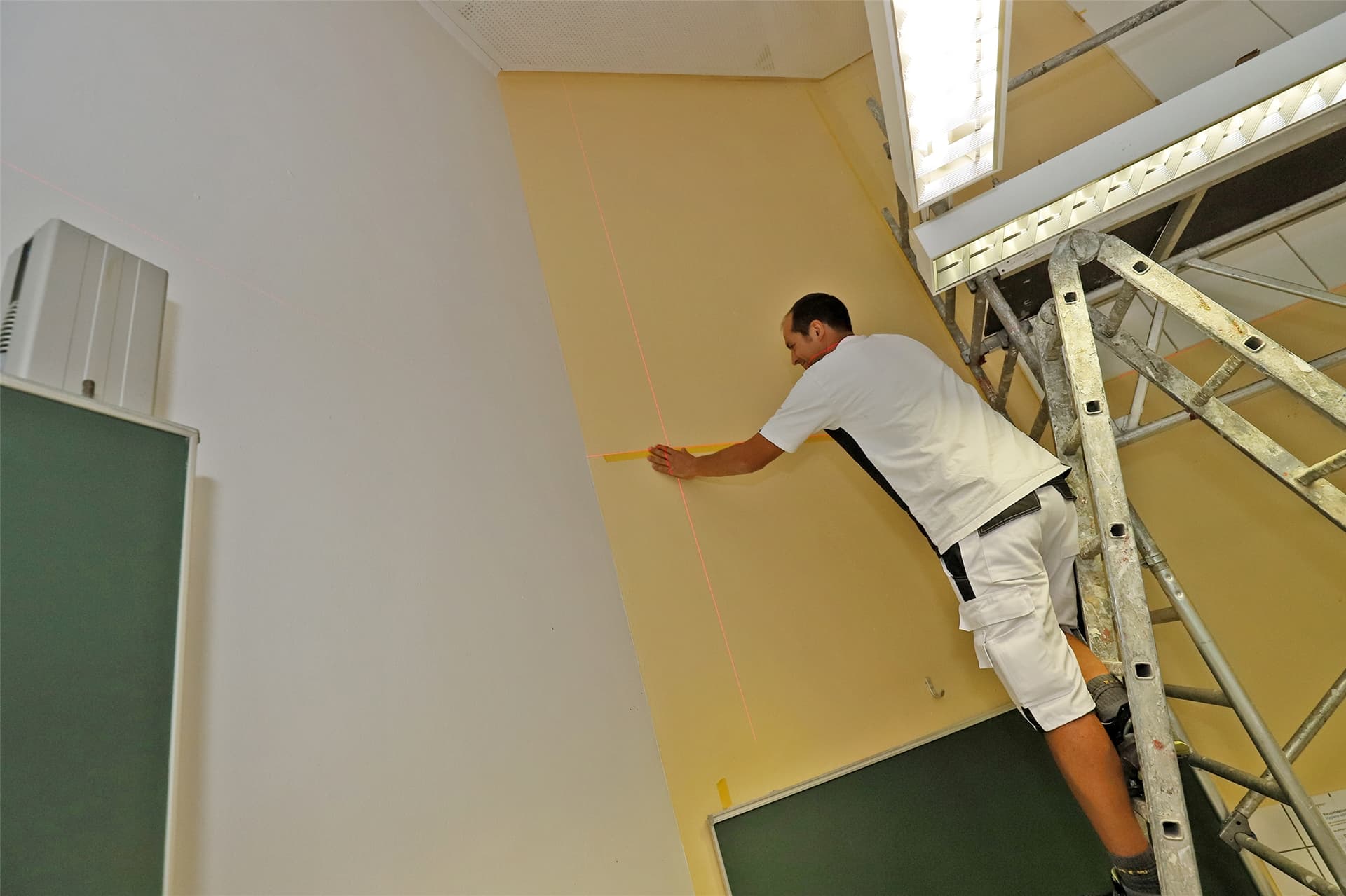 Ein Handwerker renoviert eine Altbauwohnung.