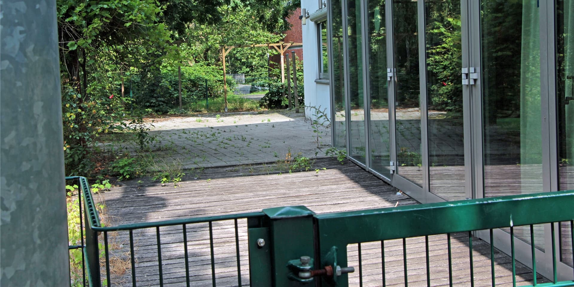 Ein Zaun versperrt den Weg über die Terrasse der ehemaligen Gastronomie im Horne-Center, direkt neben dem Moormannteich.