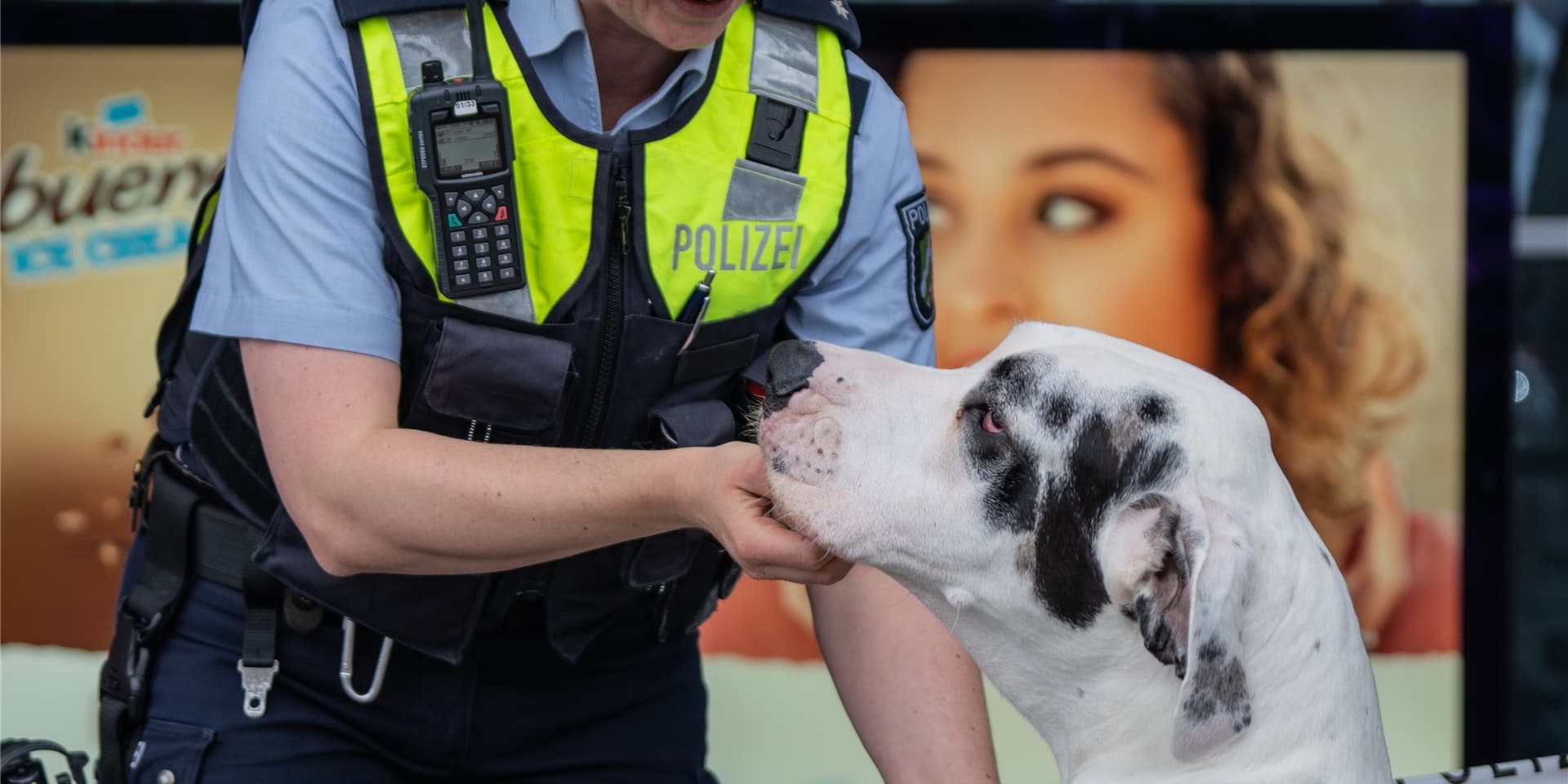 Polizeikommissarin Candice Newgas kontrolliert den Reisenden „Piwo“.