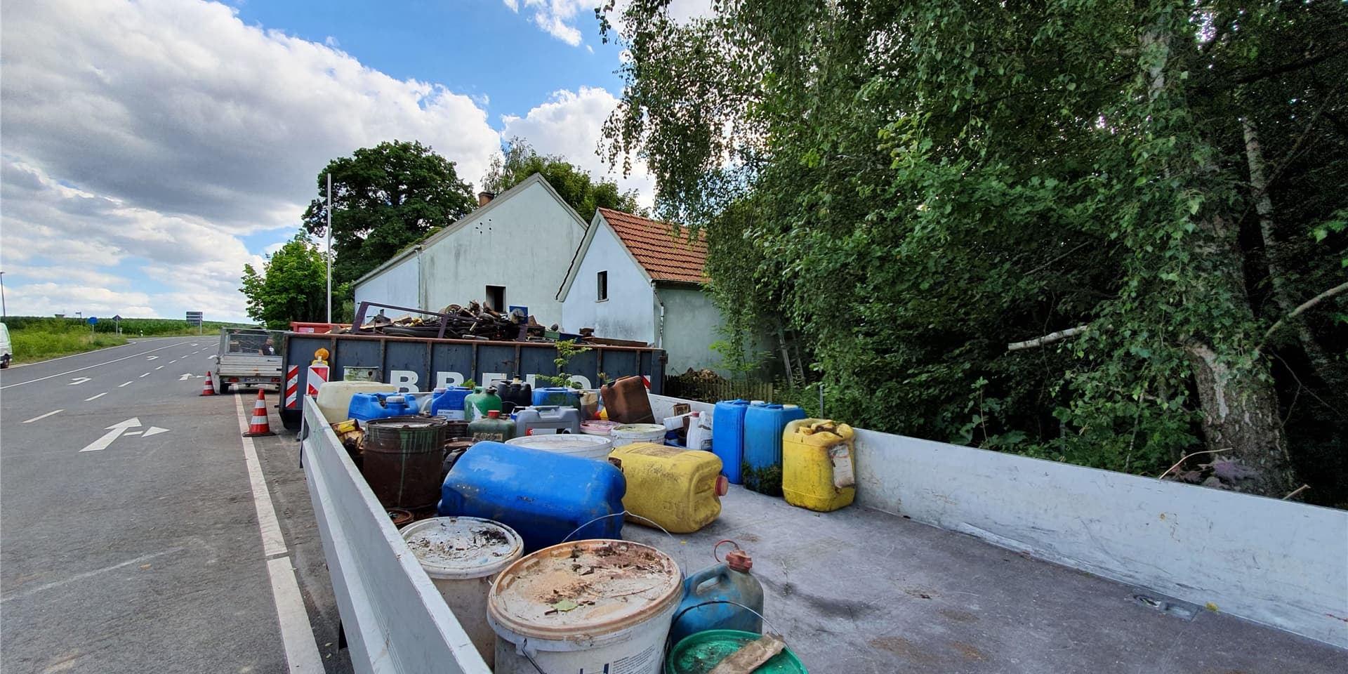 Eigentümer und Kampfmittelräumdienst packen seit Wochenbeginn gemeinsam an, um das Messie-Haus an der Palzstraße in Bausenhagen leer zu räumen.