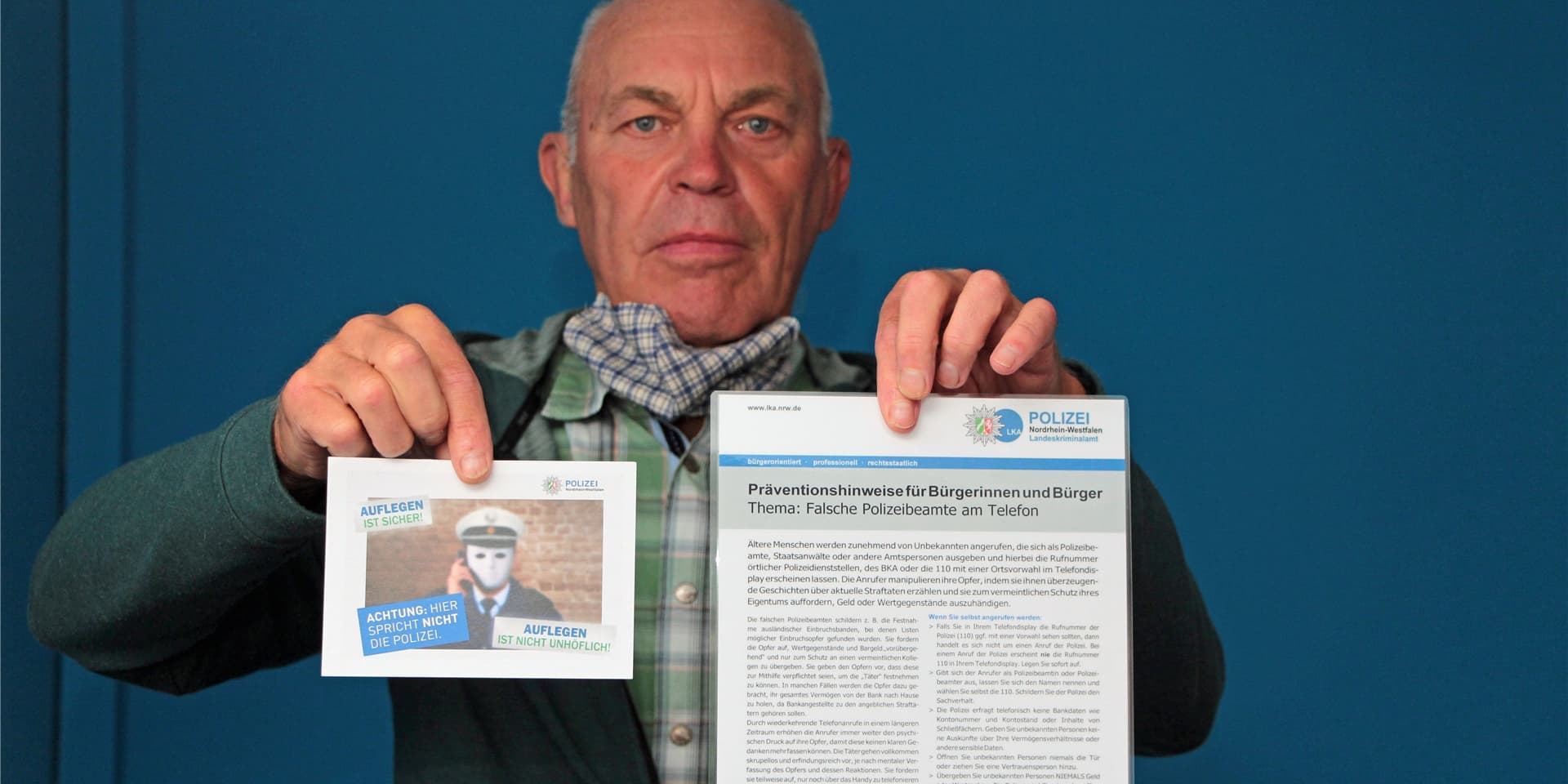 Bernhard Boshammer von der Gruppe Senioren helfen Senioren zeigt Infomaterial über falsche Polizisten, das in Arztpraxen und Co. in Werne ausliegt.