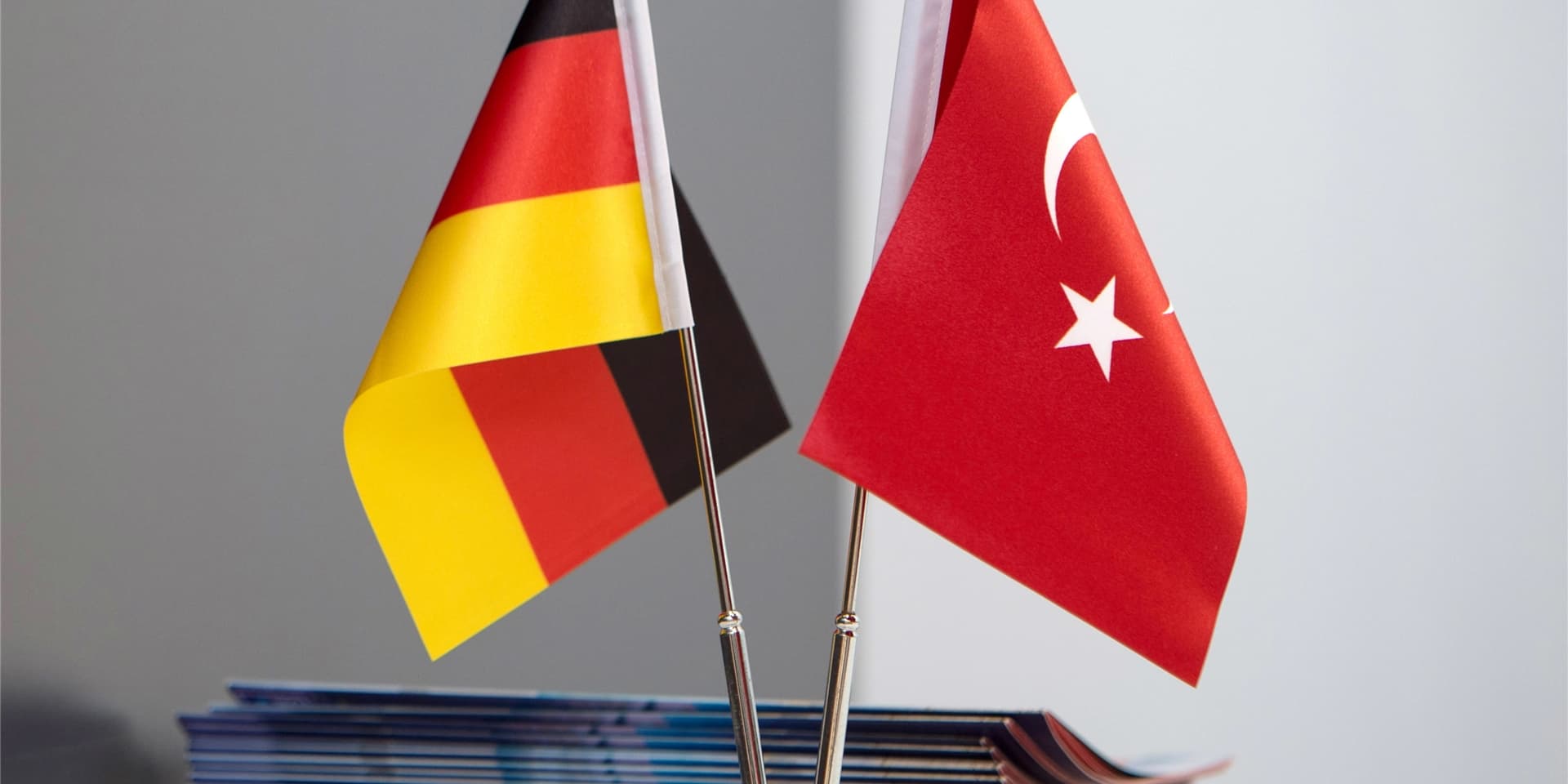Die Türkische Gemeinde in Deutschland, die Föderation Türkischer Elternvereine in Deutschland und der Bund der türkischen Lehrervereine in Deutschland zeigten sich empört.