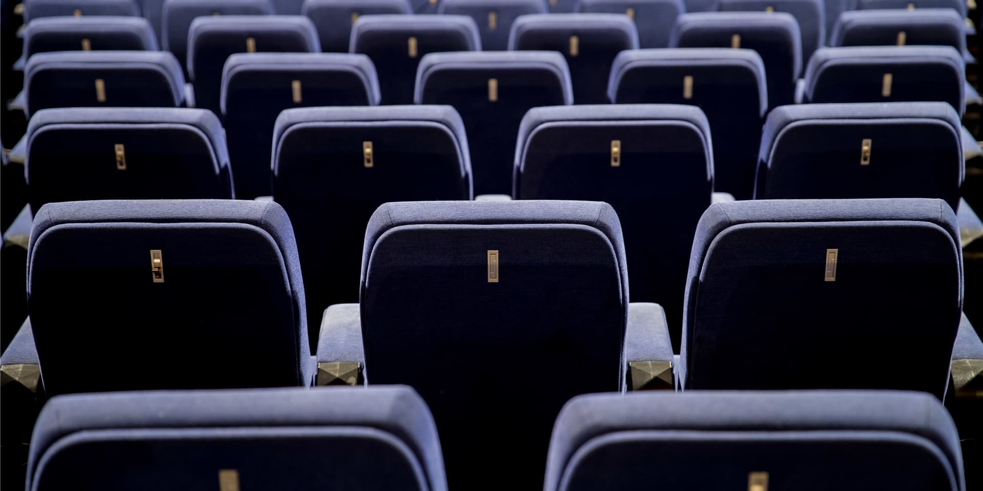 Eine Studie der TU Berlin besagt, dass die Aerosol-Belastung in Büros deutlich höher ist als im Kino.