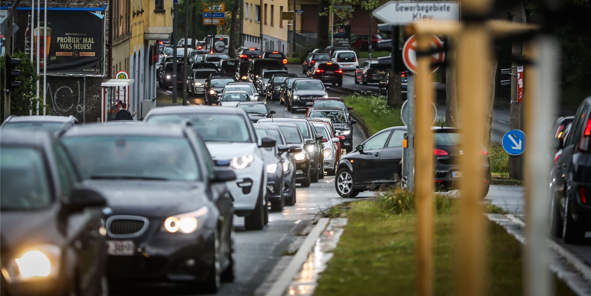 Nicht nur Staus zehren auf den Straßen an den Nerven – auch die Parkplatzsuche kostet einiges an Lebenszeit.