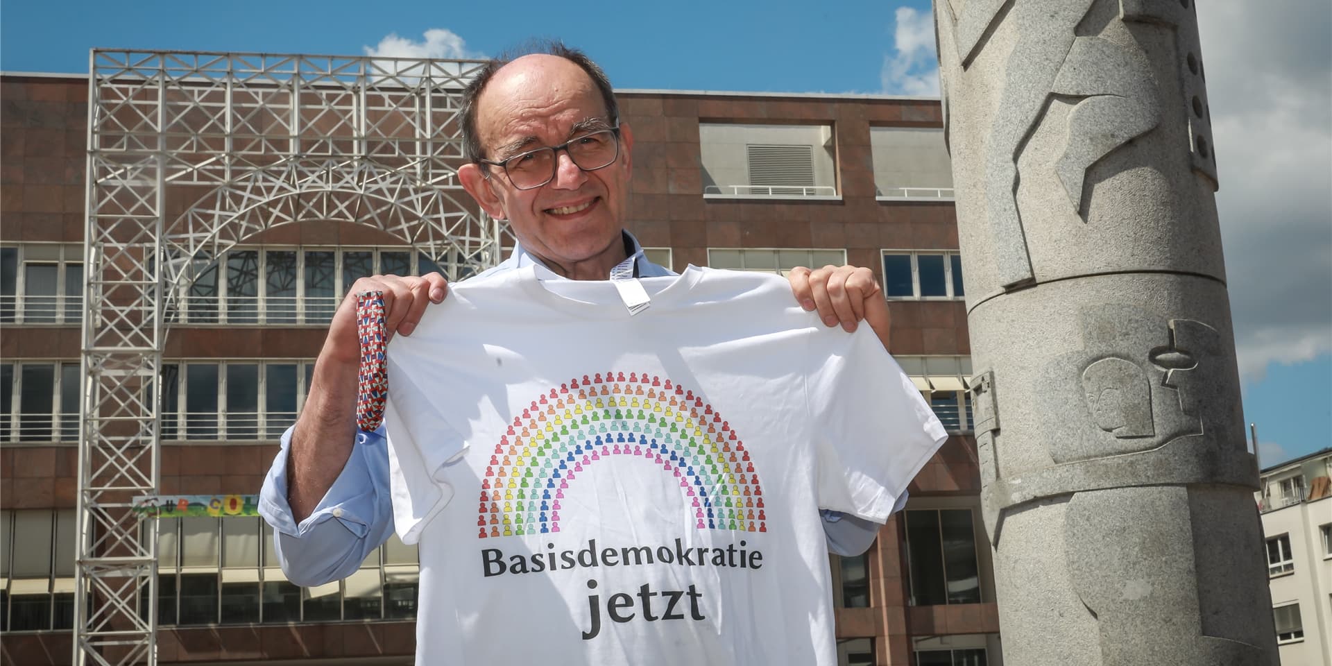 Günther Ziethoff möchte OB werden. Sein Programm steht auf dem Shirt.