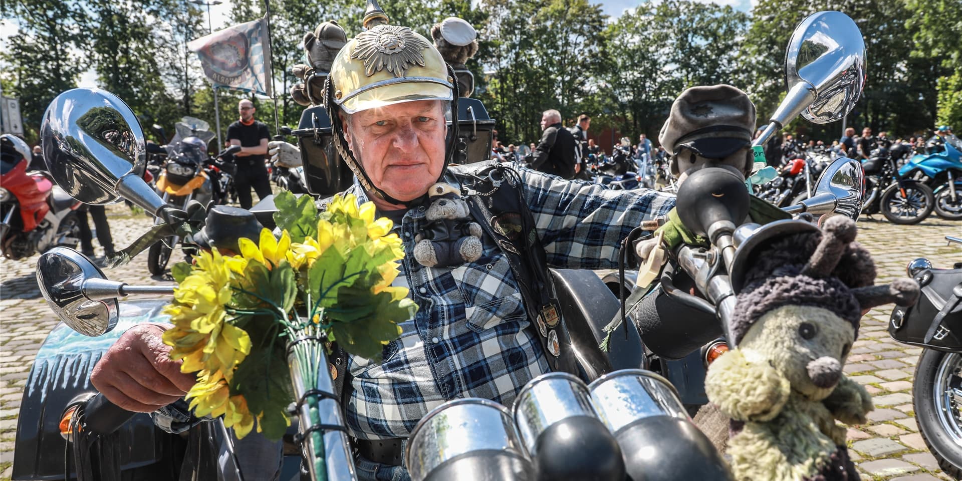 Einer von 1000 – dieser Teilnehmer hat sich für die Demo flauschige Begleitung auf den Lenker gepackt