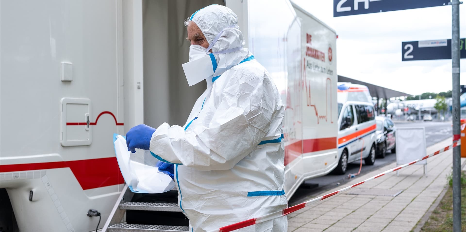 An den Flughäfen in Düsseldorf, Köln/Bonn und Dortmund haben kostenlose Corona-Tests für Rückkehrer aus Risikogebieten begonnen.