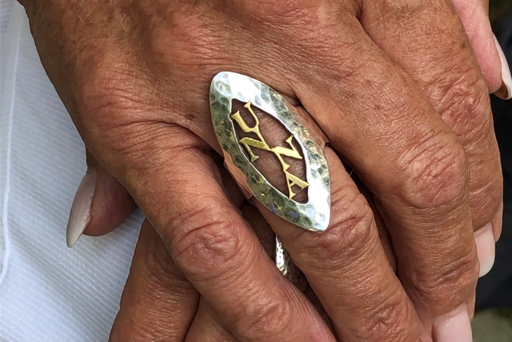 title attribut Ein schlichter Ring, dessen Mittelpunkt die Buchstaben „UNNA“ bilden - so zeigt Ingrid Kroll ihre Liebe zu ihrer Heimatstadt. Den Ring hat sie selbst gestaltet und von einem befreundeten Goldschmied schmieden lassen.