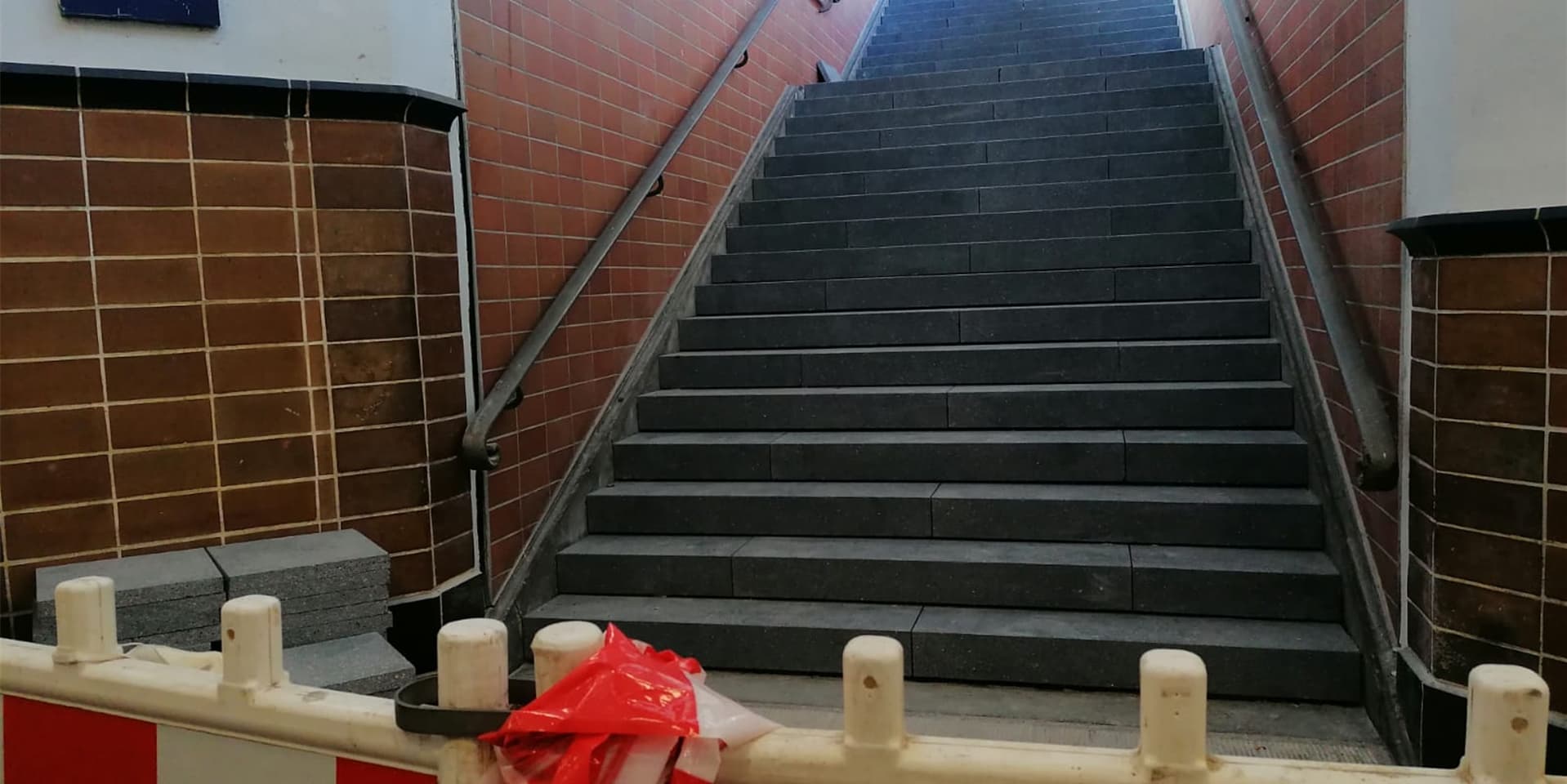 Die Treppe von der Unterführung zu den Gleisen am Bahnhof Werne weist schon die neuen Stufen auf.