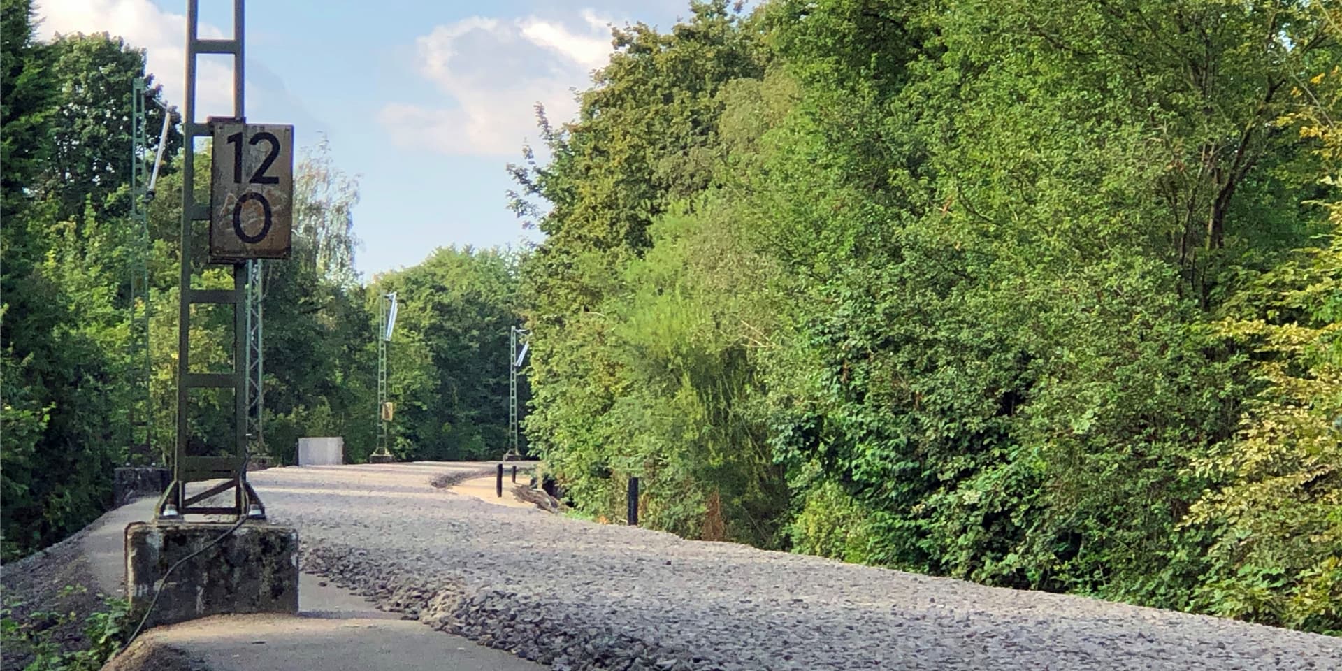 Schafft die Bahn gerade die Voraussetzung für die Verlegung eines 2. Gleises in der Zukunft? Breit genug scheint der Oberbau zu sein.