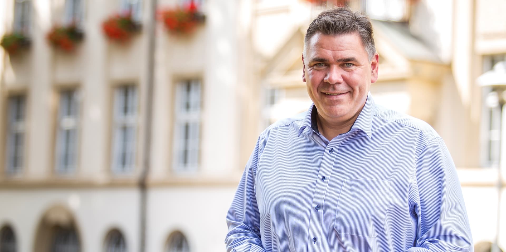 Mario Löhr (SPD), Landratskandidat bei der Kommunalwahl 2020, vor seinem Dienstsitz als Bürgermeister, dem Rathaus der Stadt Selm: Er will ins Kreishaus, um die gesamte Region nach vorne zu bringen.