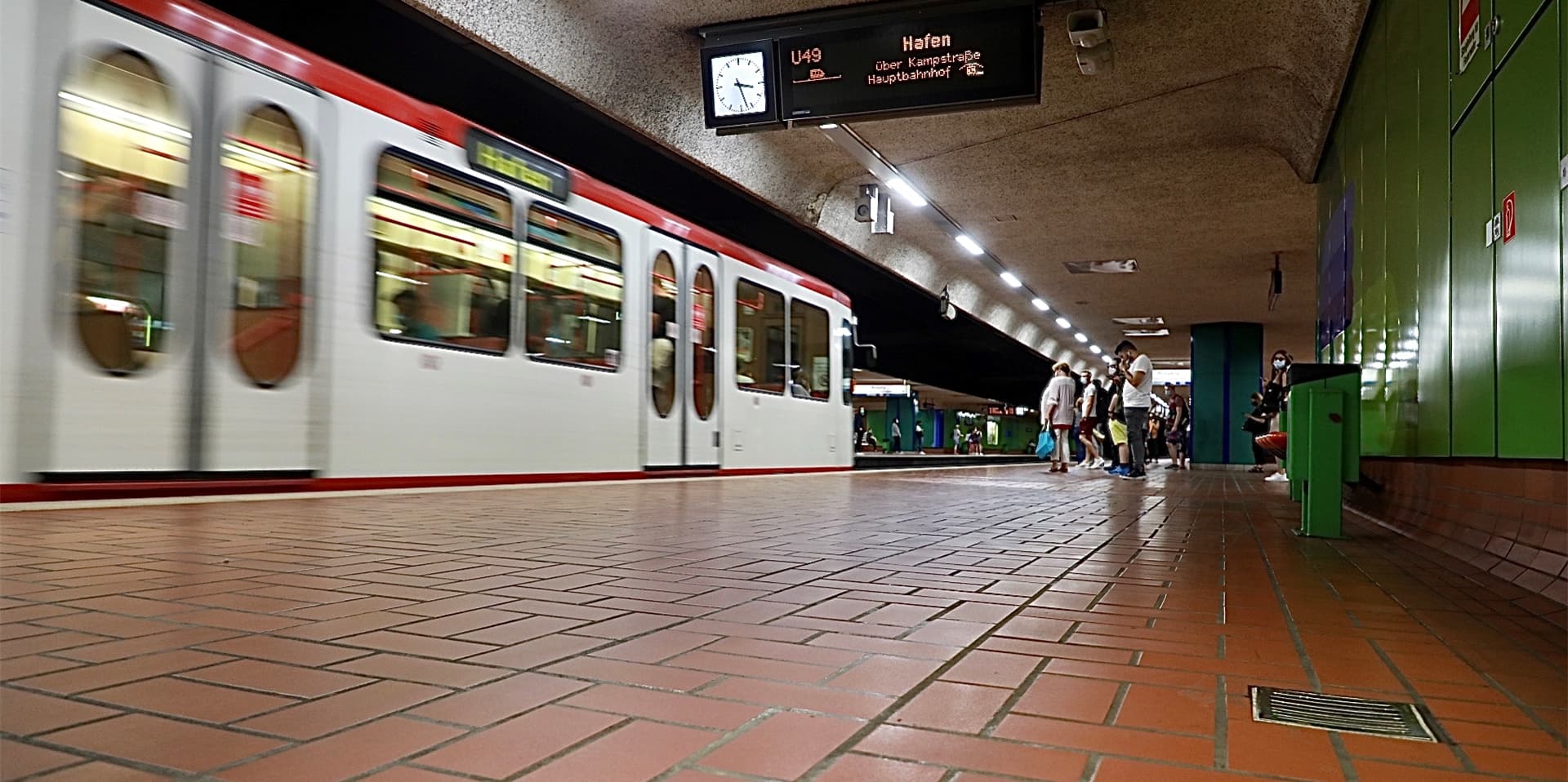 In den hoch frequentierten Stadtbahn-Haltestellen führt die DSW21 punktuelle Schwerpunkt-Kontrollen auf die Maskenpflicht durch.