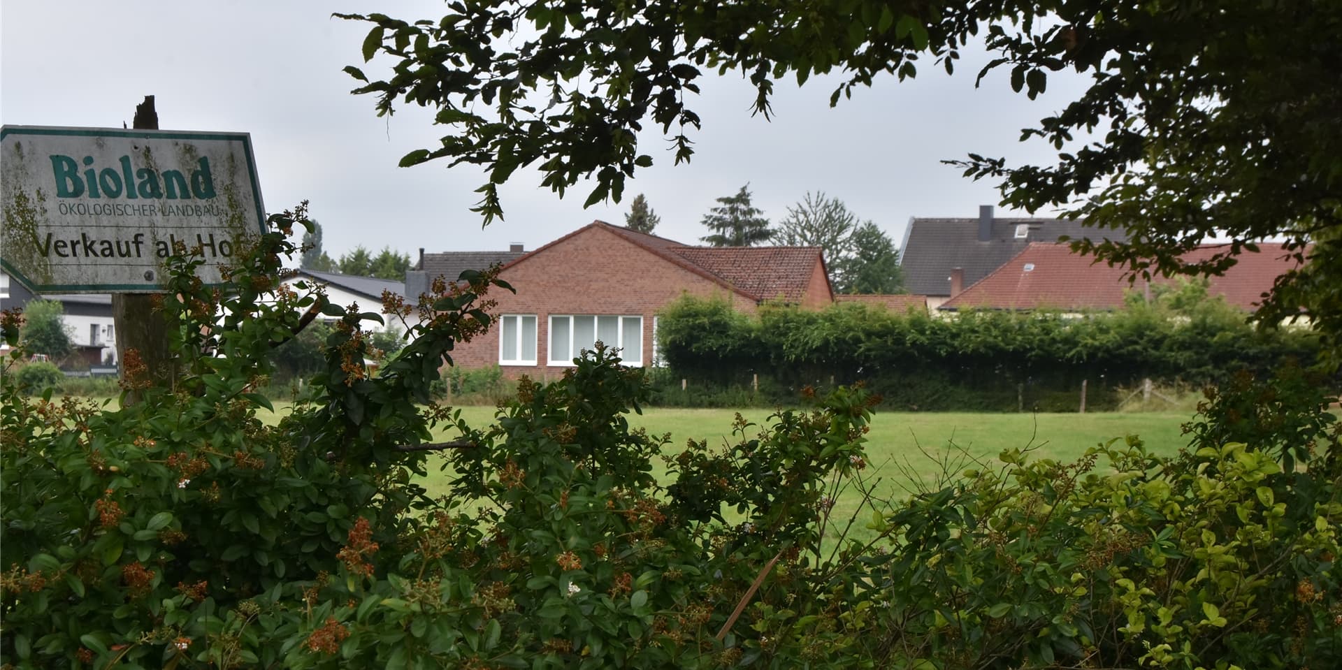 Nach Ansicht der Stadt Bergkamen darf auf dem Feld neben dem Wellenbadparkplatz in Weddinghofen ein Netto-Markt gebaut werden.