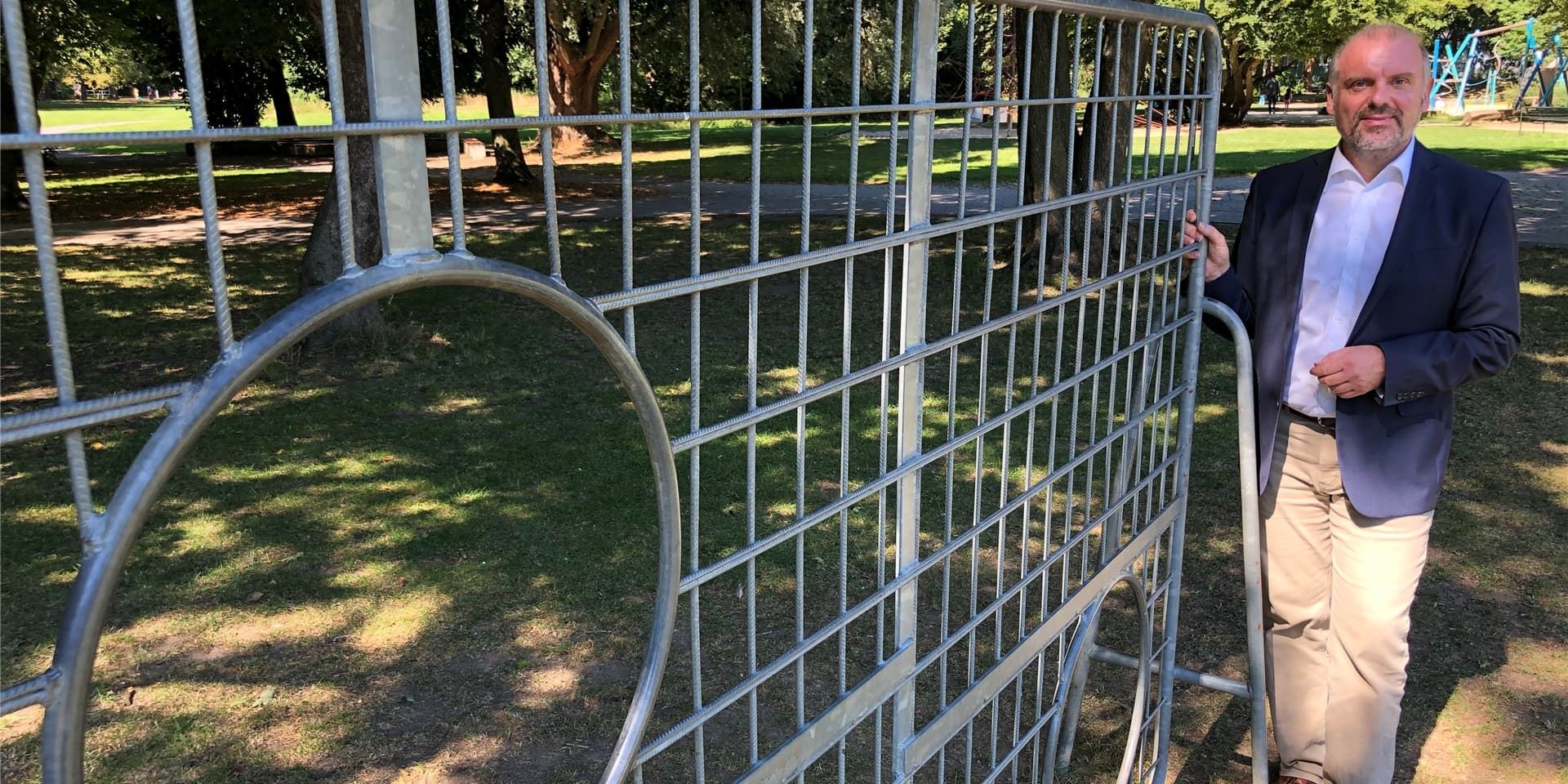 Dirk Wigant an der Torwand im Kurpark Königsborn. Als Jugendlicher spielte er im TuS Alte Heide, heute ist er für den Königsborner SV als Schiedsrichter im Einsatz.
