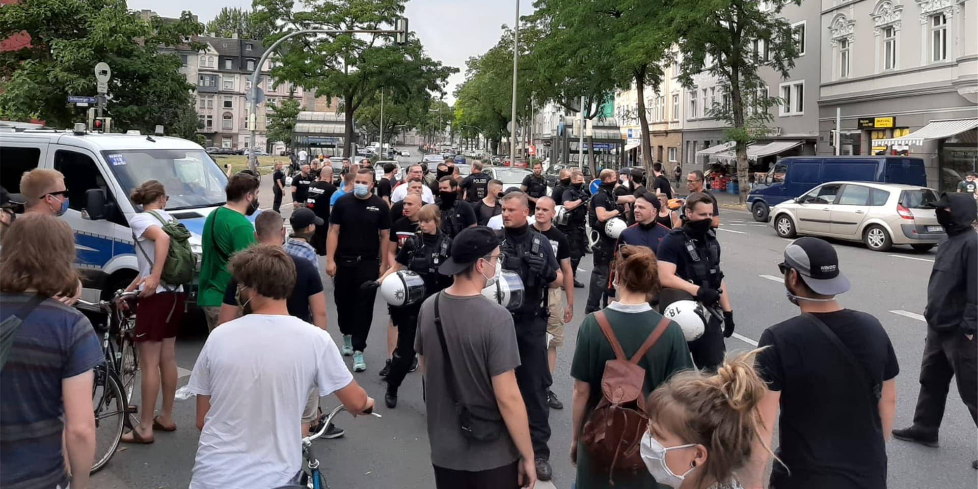 Auf der Abreise von einer Kundgebung in der Nordstadt trafen Neonazis auf Nazi-Gegner. Die Polizei verhinderte, dass sich beide Lager zu nahe kamen.