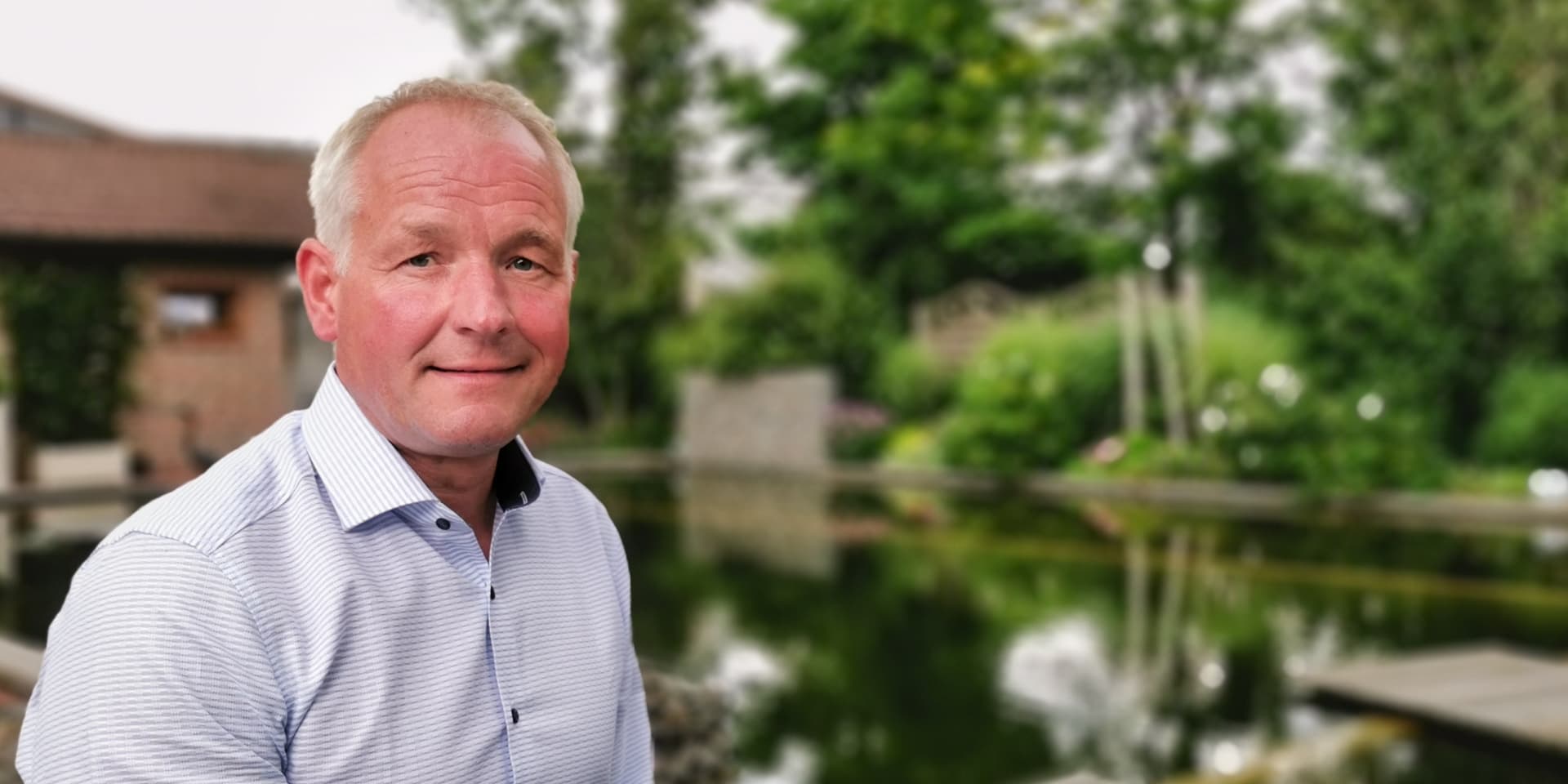Andreas Dahlke, Landratskandidat der Wählergemeinschaft „Gemeinsam für Lünen“ (GfL), in seinem Garten in Lünen-Brambauer: Sein persönlicher Ruckzugsort, um runter zu kommen und einfach mal Stille zu genießen.