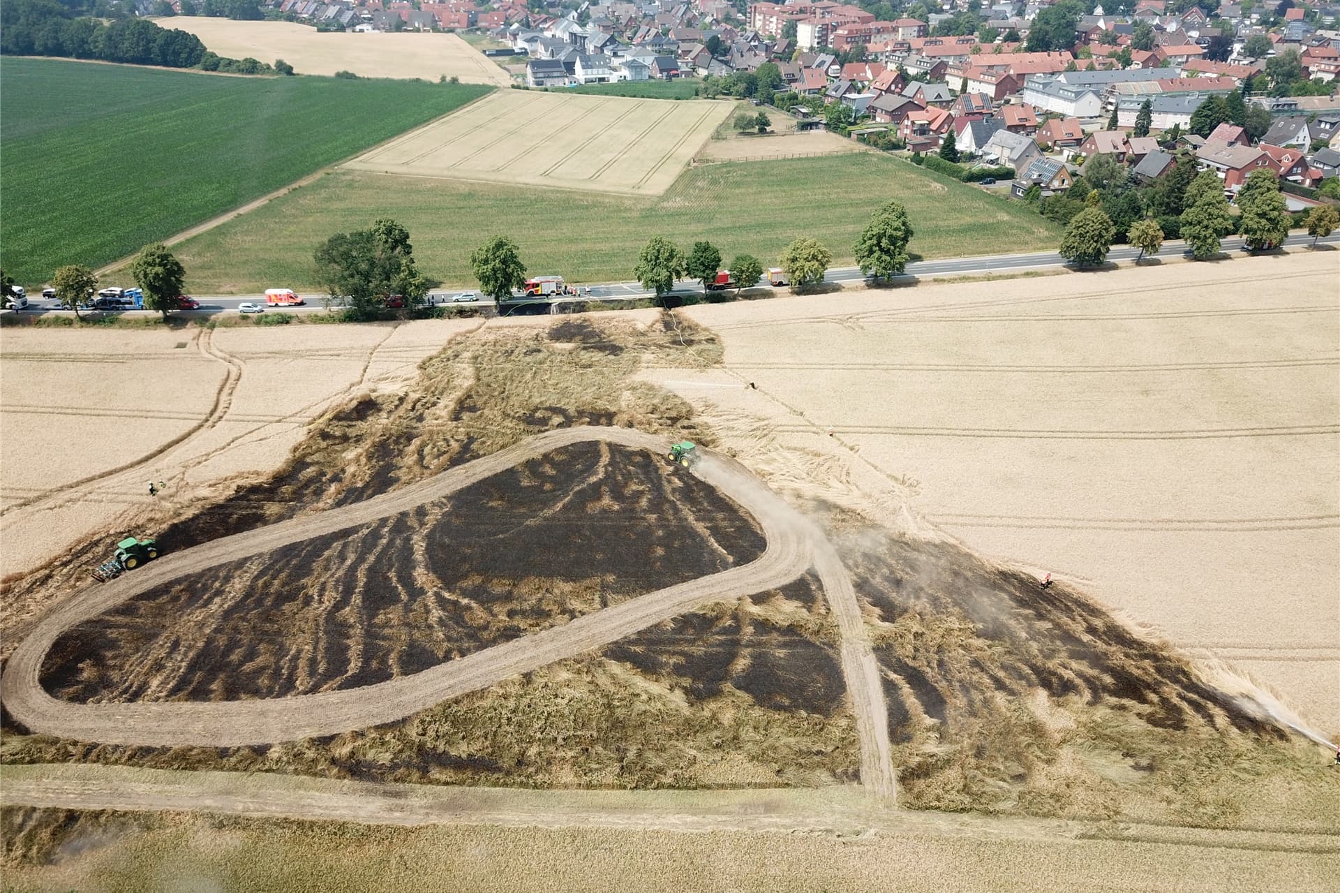 Vermutlich durch eine weggeworfene Zigarette ausgelöst: Der Feldbrand am 26. Juni 2019 an der B54 in Werne.