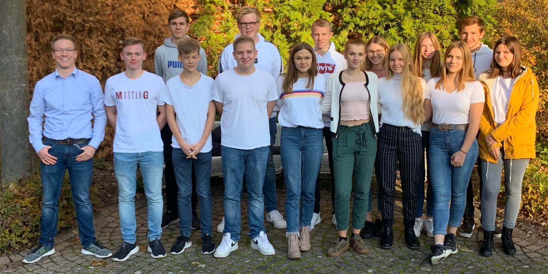 19 Schüler des Gymnasiums St. Christophorus haben die Schülerfirma „Earthperiments“ gegründet und ein Buch geschrieben.