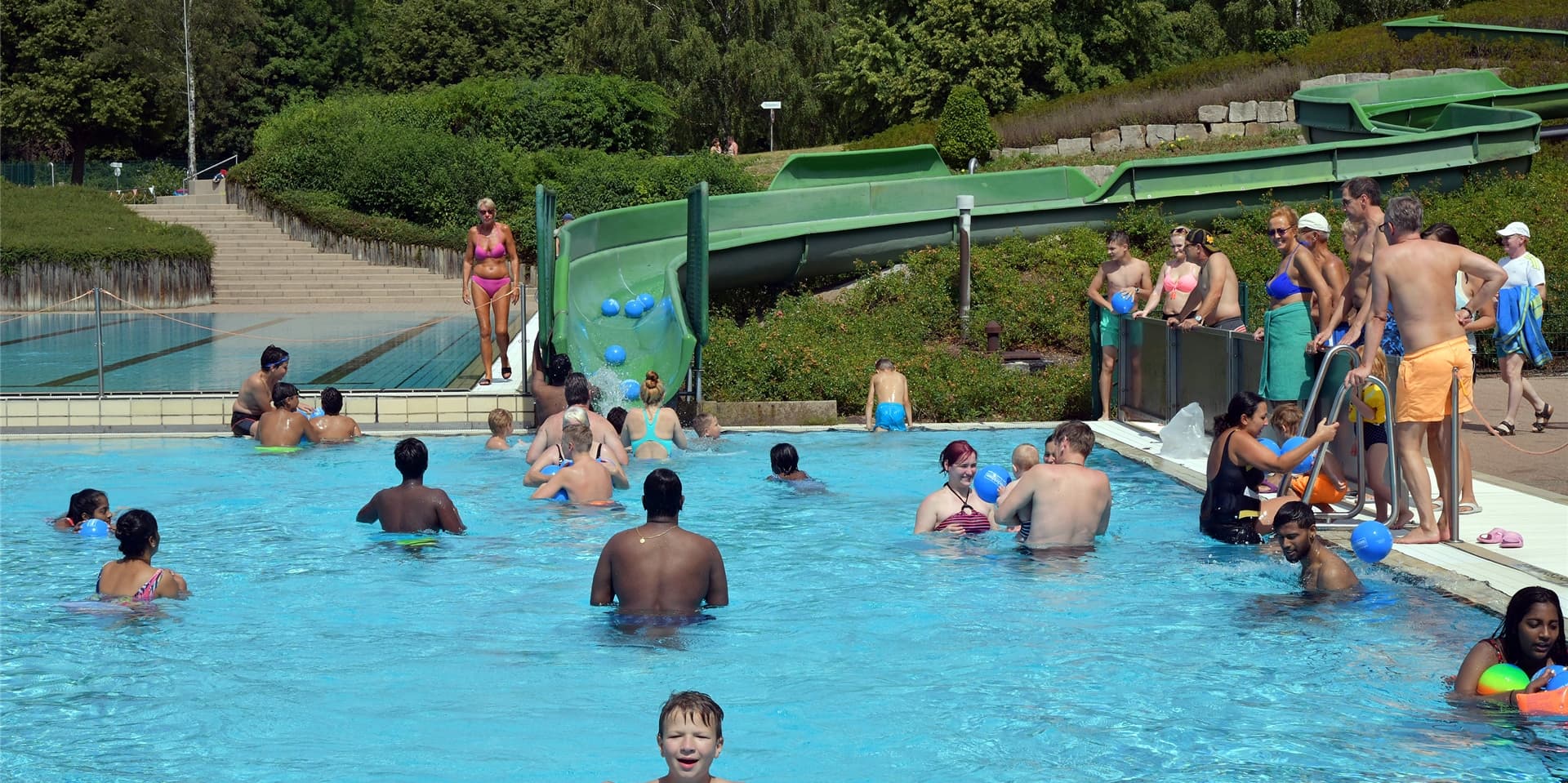 In Corona-Zeiten ist die Zahl der Besucher im Freibad auf 300 je Zeitfenster begrenzt. Deshalb können sich die Lüner nicht mehr so im Wasser tummeln, wie im vergangenen Jahr (Archivbild).