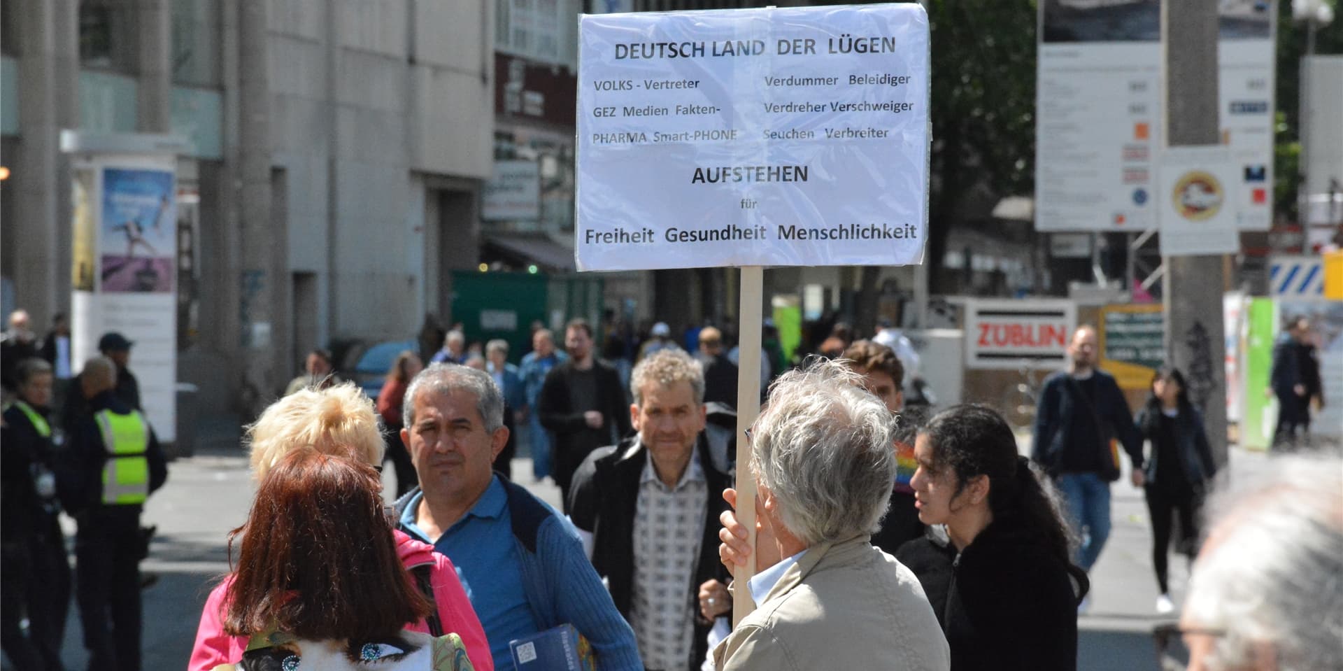 Ein Teilnehmer einer kleineren Dortmunder Demo im Juni wähnt Deutschland als „Land der Lügen“.