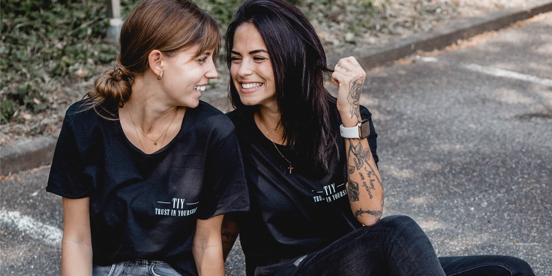Marlen Valderrama-Alvarez (r.) verkauft diese Shirts als Teil einer eigenen Kollektion.
