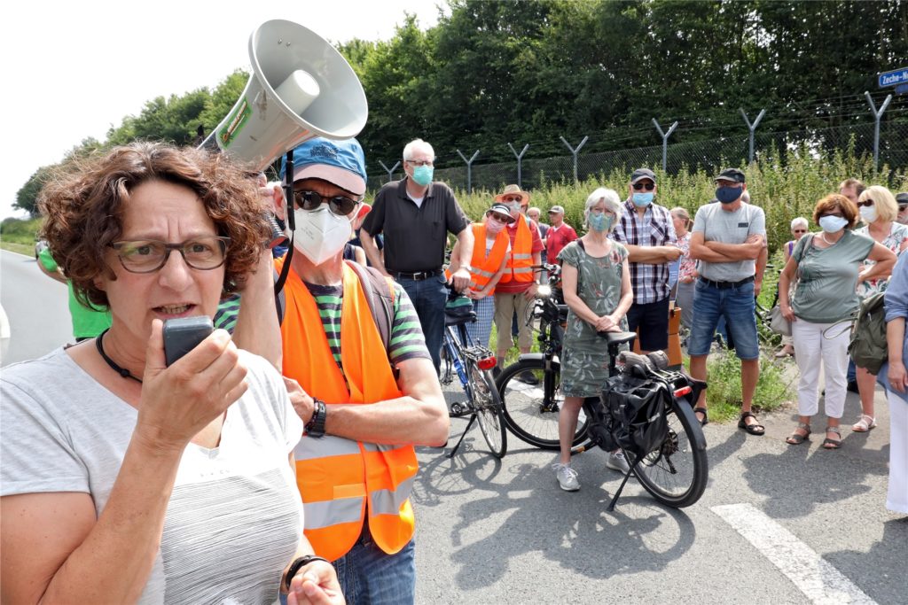 title attribut Claudia Keuchel bei der Demo gegen den Ausbau des Flughafens Dortmund Mitte Juli. Die 53-Jährige wohnt in Massen und damit dem Ortsteil, der am meisten von einer Verlegung der Landeschwelle betroffen wäre.