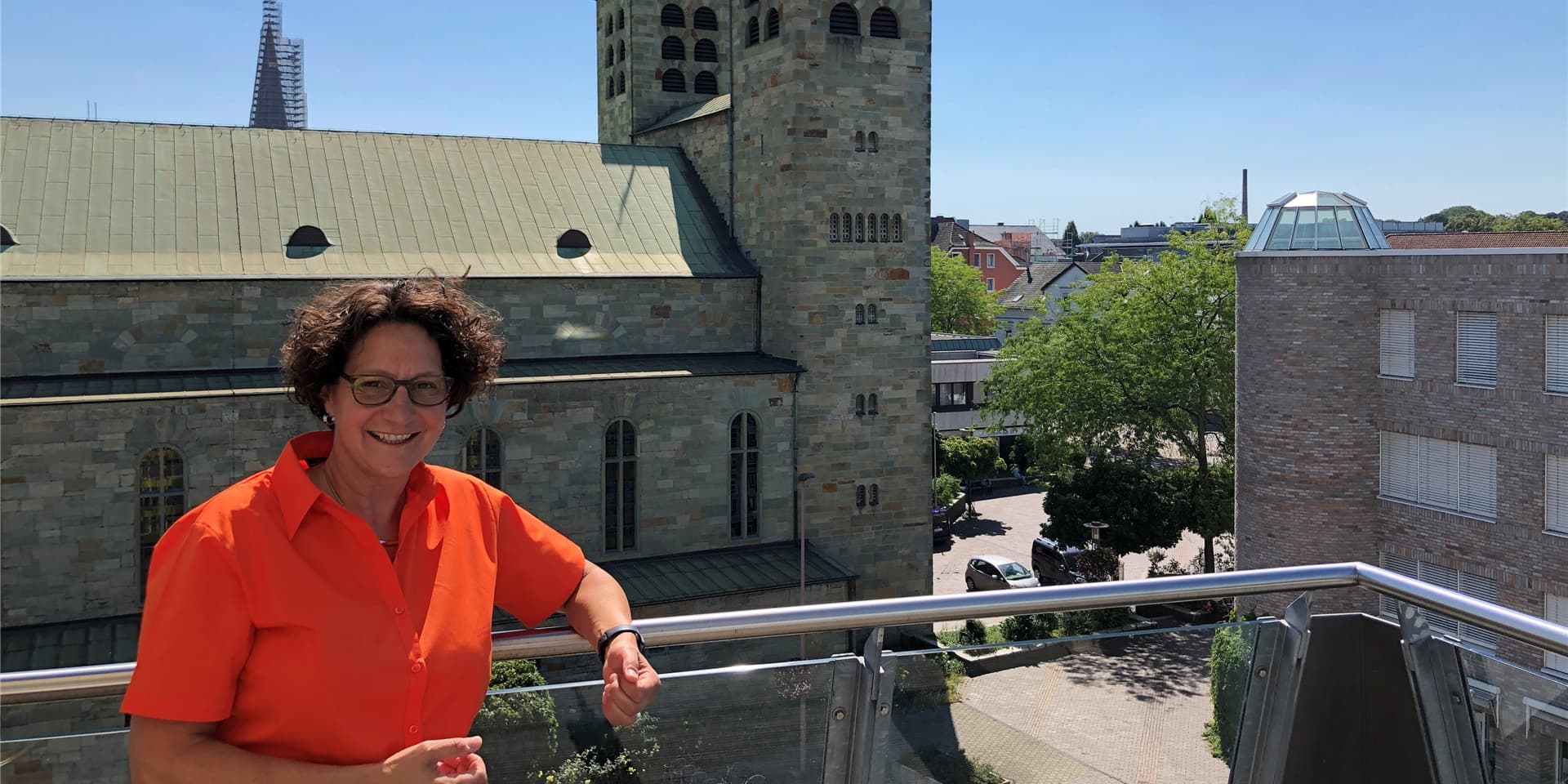 Den Blick aufs Ganze hatte Claudia Keuchel beim Interview mit unserer Redaktion definitiv: Die Bürgermeisterkandidatin der Grünen schlug die Dachterrasse des Katharinenhofes als Ort für das Gespräch vor.