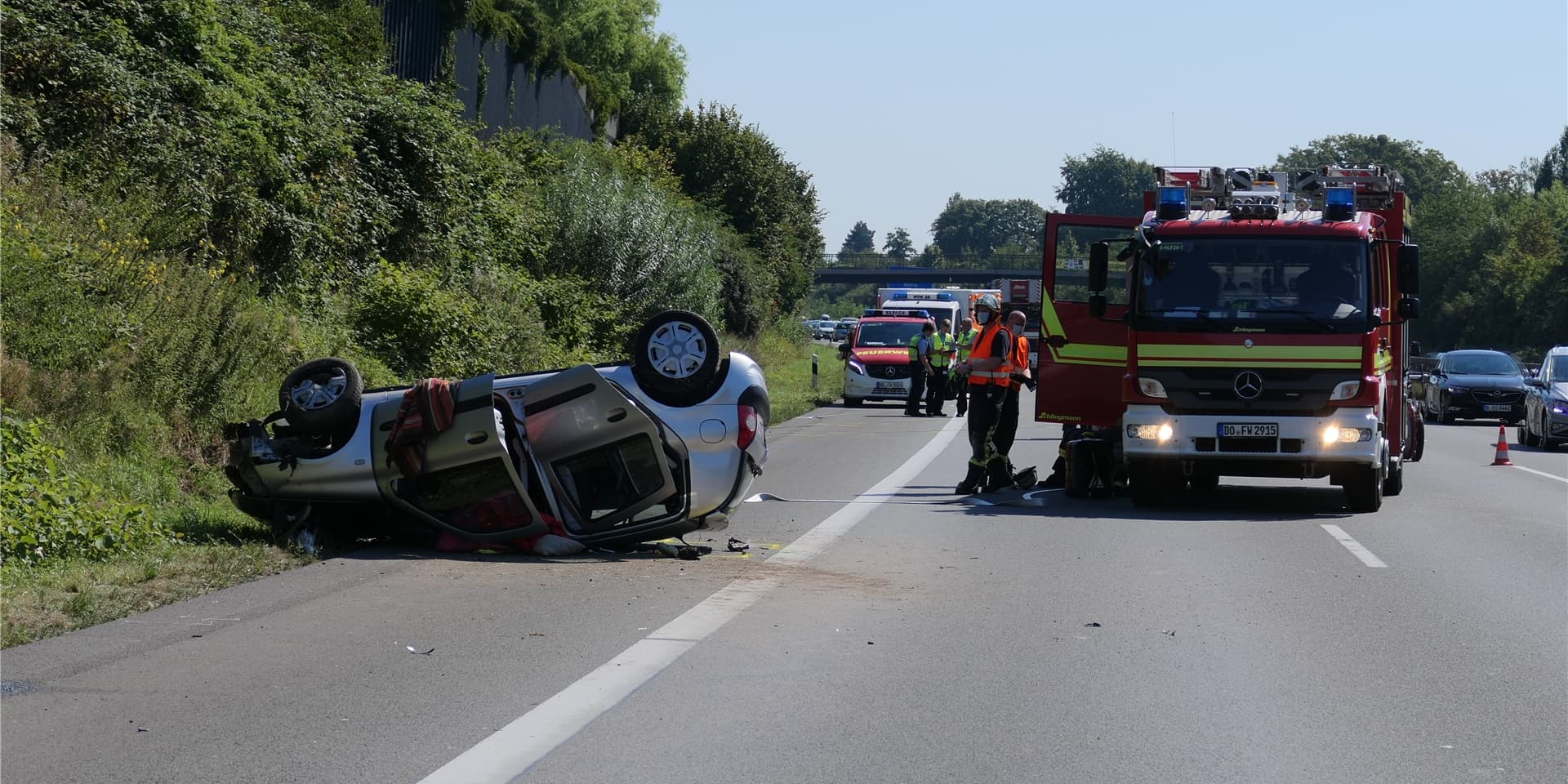 Das Auto kam am Samstagvormittag auf dem Dach zum Stillstand.