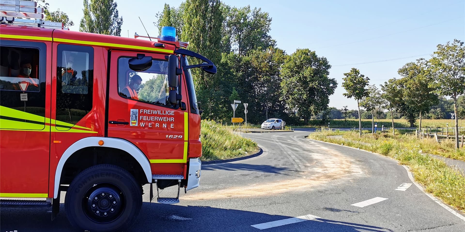 Zu einem Routine-Einsatz wurden die Einsatzkräfte der Freiwilligen Feuerwehr Werne am Samstag gerufen. Es musste eine Ölspur am Kreisverkehr Südring/Lünener Straße/Berliner Straße aufgenommen werden. Ein Motorradfahrer zeigte sich dabei uneinsichtig und rücksichtslos.
