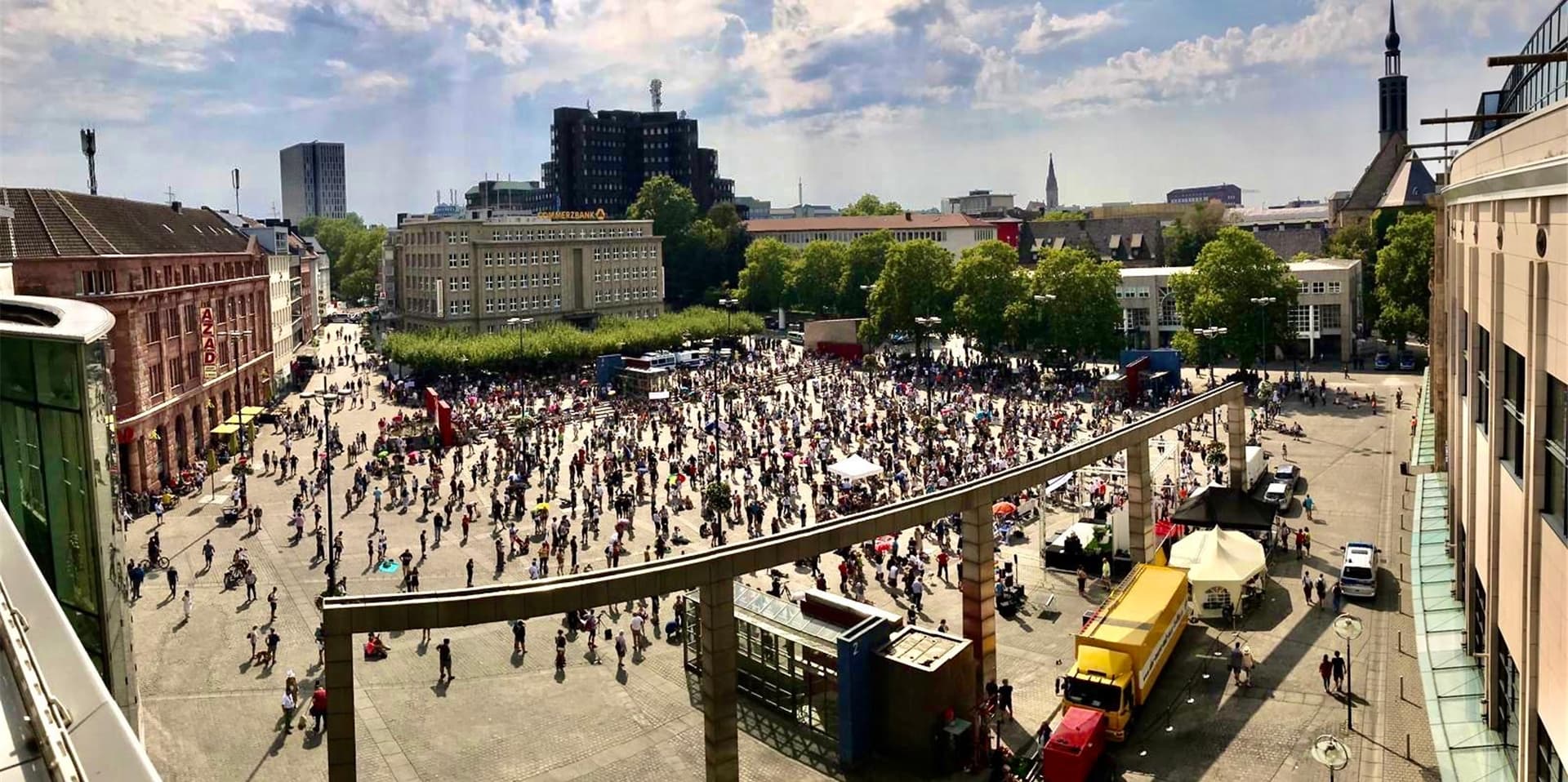 Viele Teilnehmer der bundesweiten Demonstrationen leugnen die besondere Gefahr der Coronavirus-Pandemie.