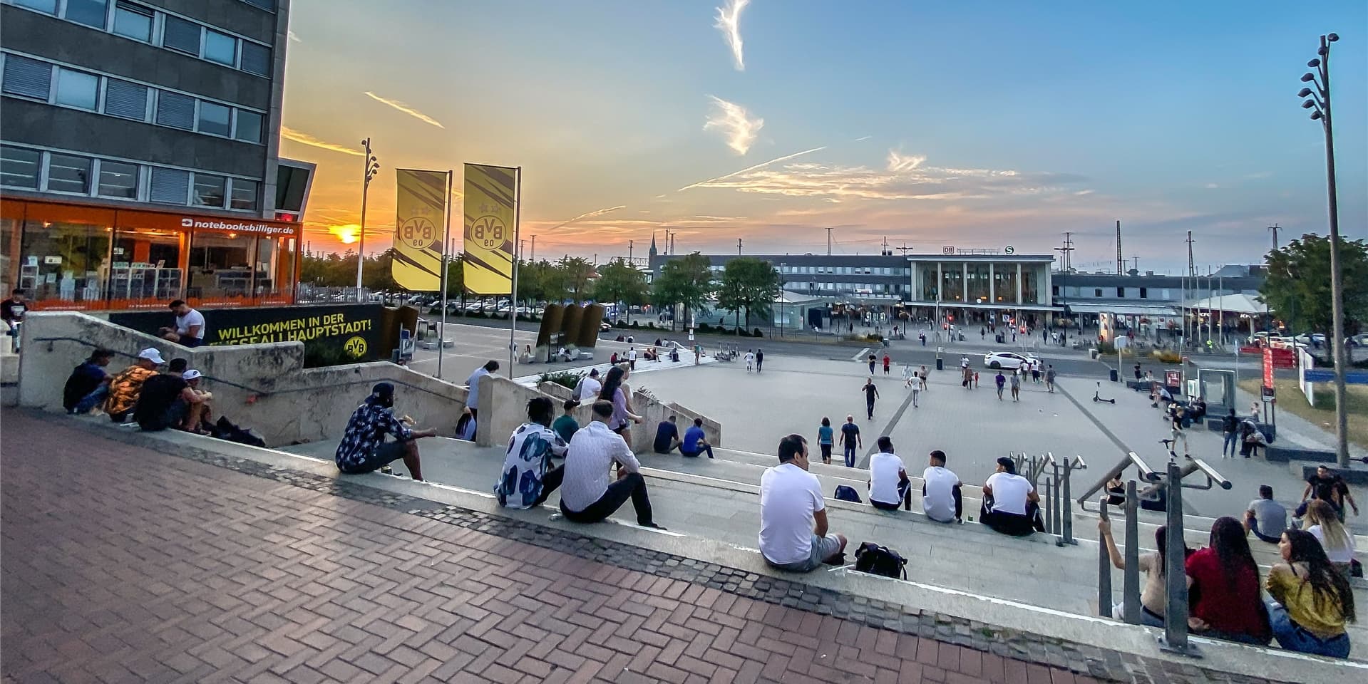 Am Samstagabend auf der Katharinentreppe. Die einzelnen Gruppen halten sich an die Corona-Schutzverordnung und halten ausreichen Abstand zueinander