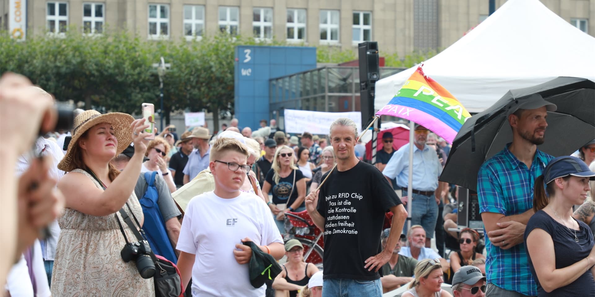Rund 2800 Menschen kamen zu der Demo. Etliche reisten auch von außerhalb an.