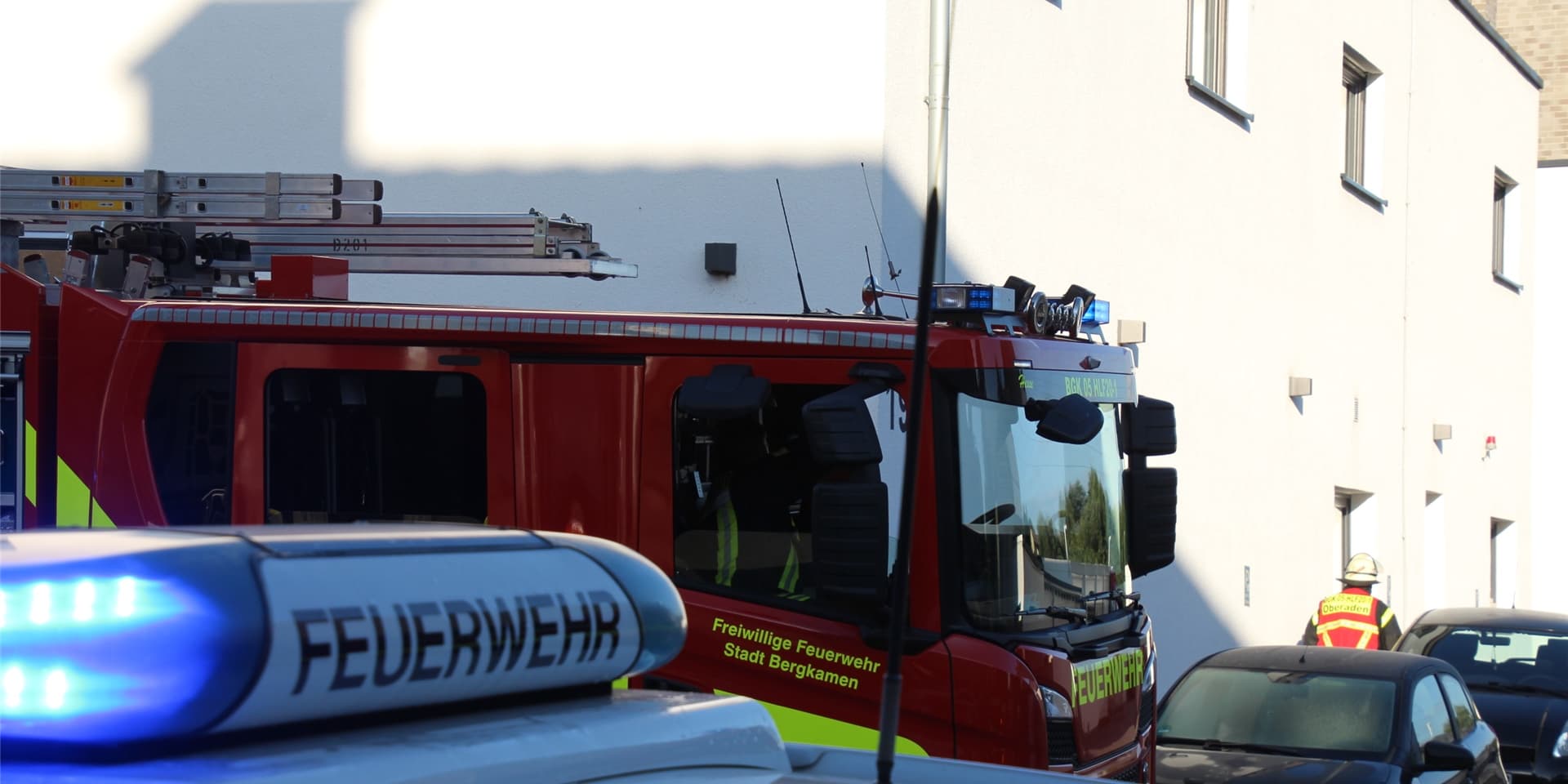Die Feuerwehr Bergkamen rückte am frühen Montagmorgen zur Jahnstraße aus, weil diese überflutet war. Die Gullis waren verstopft. Trotz anfänglicher Hitze und Gewitter am Sonntagabend war das Wochenende für die Feuerwehr recht ruhig.