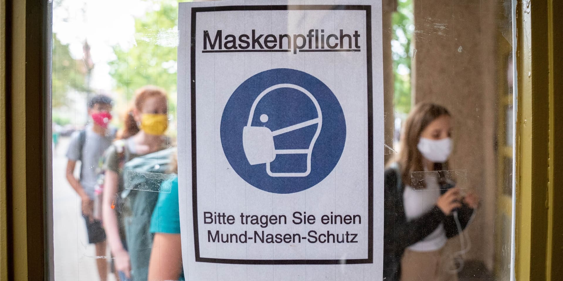 Noch muss in Dortmund niemand ein Bußgeld bezahlen, weil er zum ersten Mal gegen die Maskenpflicht verstößt. Aber das soll sich bald ändern. Dann könnte dieser Verstoß 150 Euro kosten.