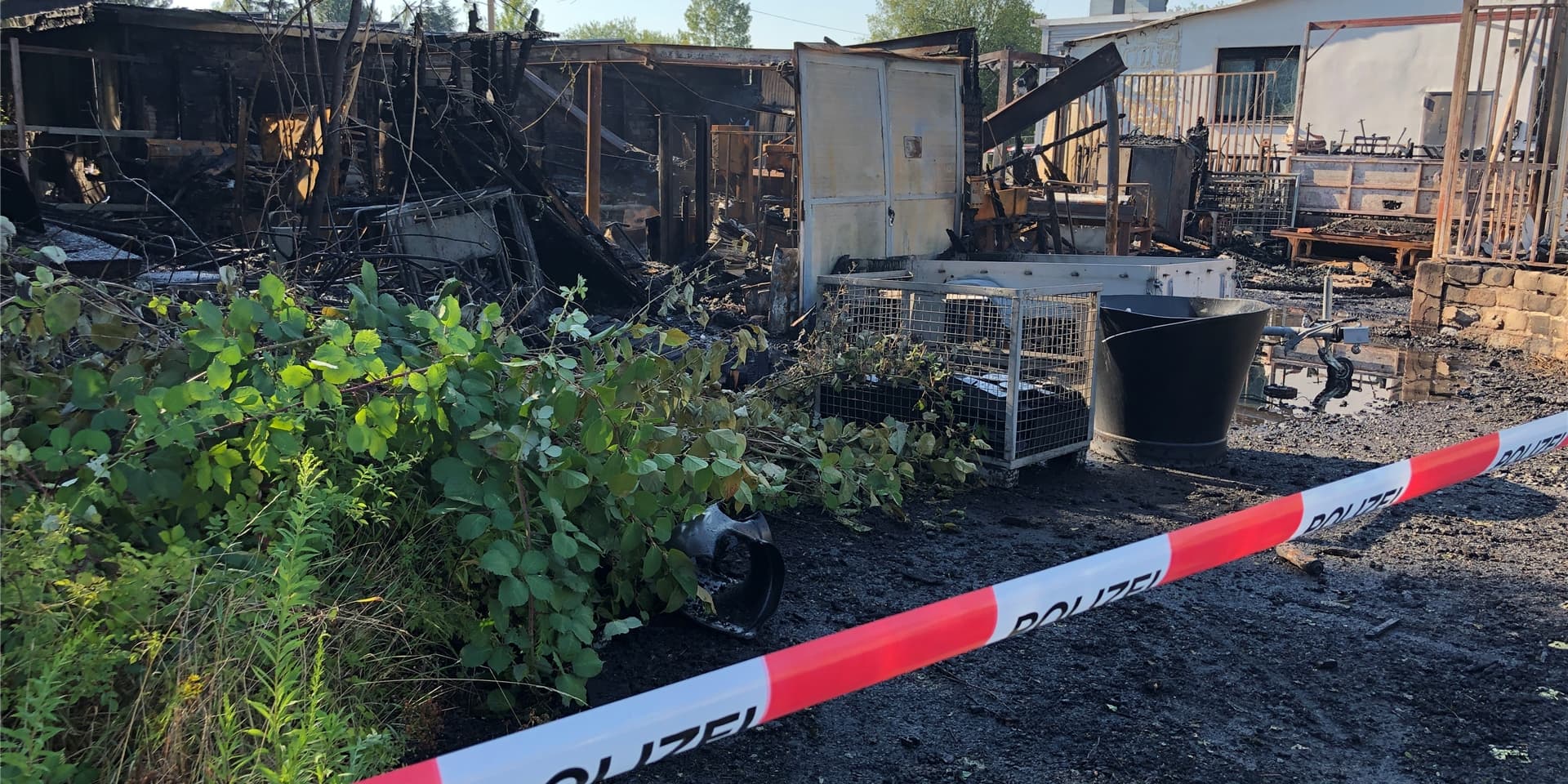 Hinter der Polizeiabsperrung befindet sich das, was einst die Produktionshallen von Uwe Albrecht waren. Er rüstete hier Expeditionstrucks mit Trinkwassertanks aus.