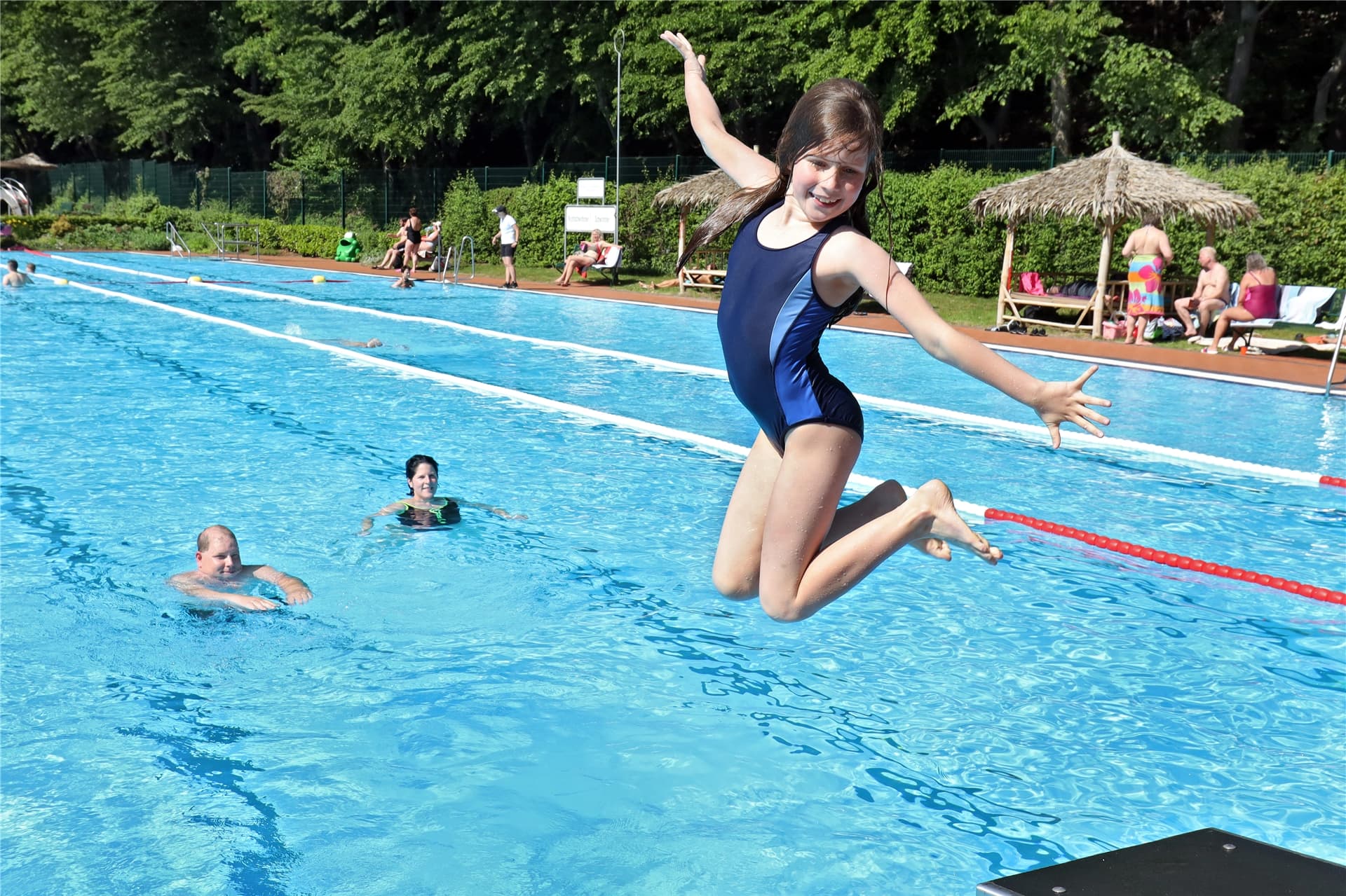 Die damals achtjährige Tamina und ihre Eltern gehörten zu den ersten Badegästen, die 2020 trotz Corona-Pandemie im Löhnbad schwimmen durften.