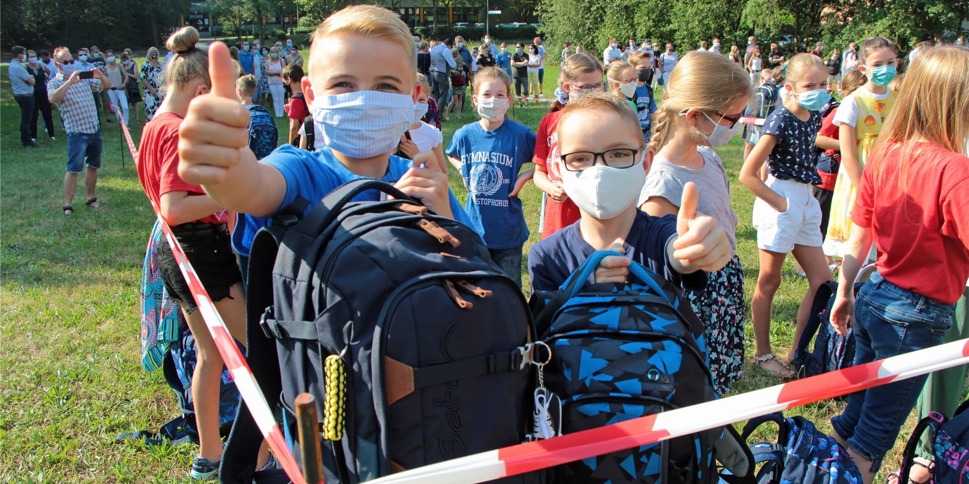 Hinter den Masken lächeln Christoph (l., 10) und Henri (9) und sind etwas aufgeregt.