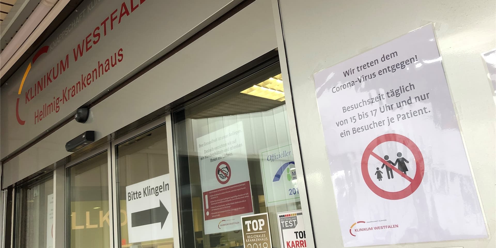 Das Hellmig-Krankenhaus in Kamen wehrt sich gegen den Vorwurf, die Toiletten würden zu selten gereinigt  – und deshalb eine hilflose Frau aus Bergkamen 36 Stunden unentdeckt geblieben. Eine Kamera-Überwachung am Eingang gibt es nicht. Über sie wäre nachträglich  nachzuvollziehen, ob ein Patient das Haus tatsächlich verlassen hat.