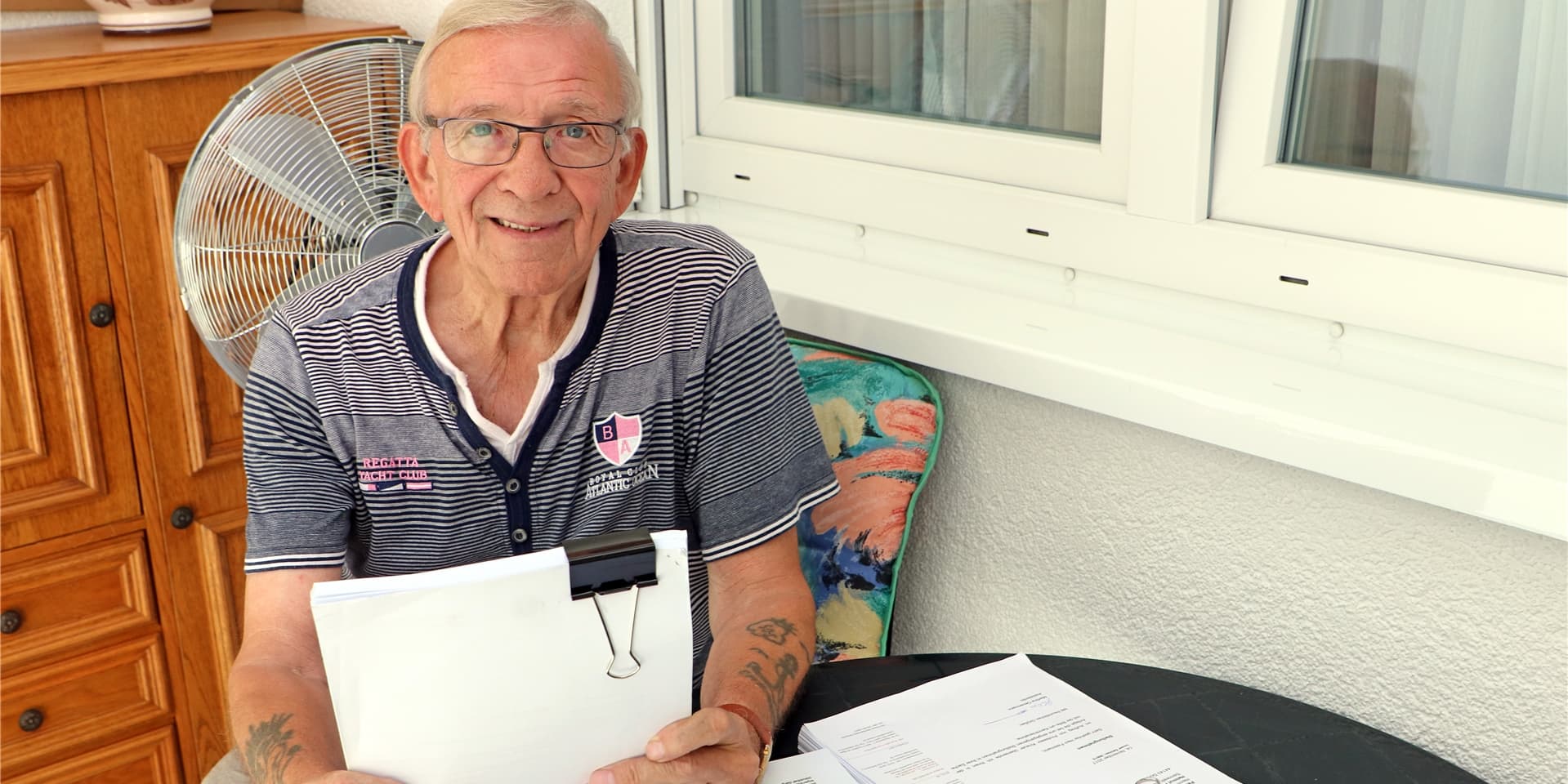 Helmut Feldmann mit einem kleinen Teil der Unterlagen, mit denen er sich im Laufe der Jahre beschäftigen musste. „Man muss immer am Ball bleiben“, erläutert der 74-Jährige sein Erfolgsrezept.