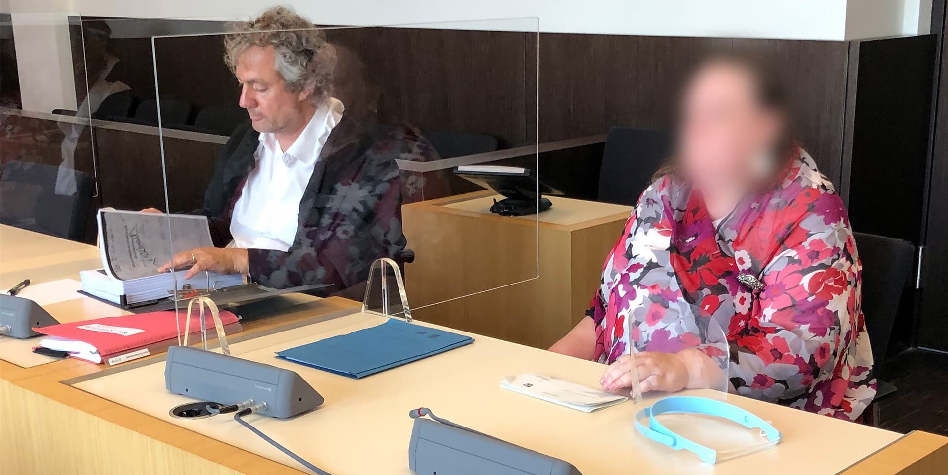 Die angeklagte Lehrerin sitzt neben ihrem Anwalt auf der Anklagebank. Sie musste sich in Düsseldorf vor Gericht verantworten, weil sie bei einem Verkehrsunfall eine Schülerin getötet hat.