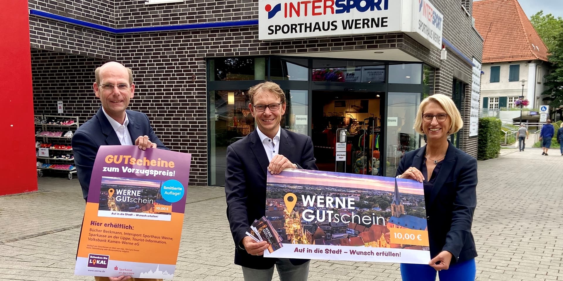 Alle Werne-Gutscheine sind vergriffen: Anfang Juli hatten Martin Abdinghoff von der Sparkasse an der Lippe (v.l.), Bürgermeister Lothar Christ und Carolin Brautlecht, Wirtschaftsförderin und Geschäftsführerin von Werne Marketing, die Sonder-Edition vorgestellt.