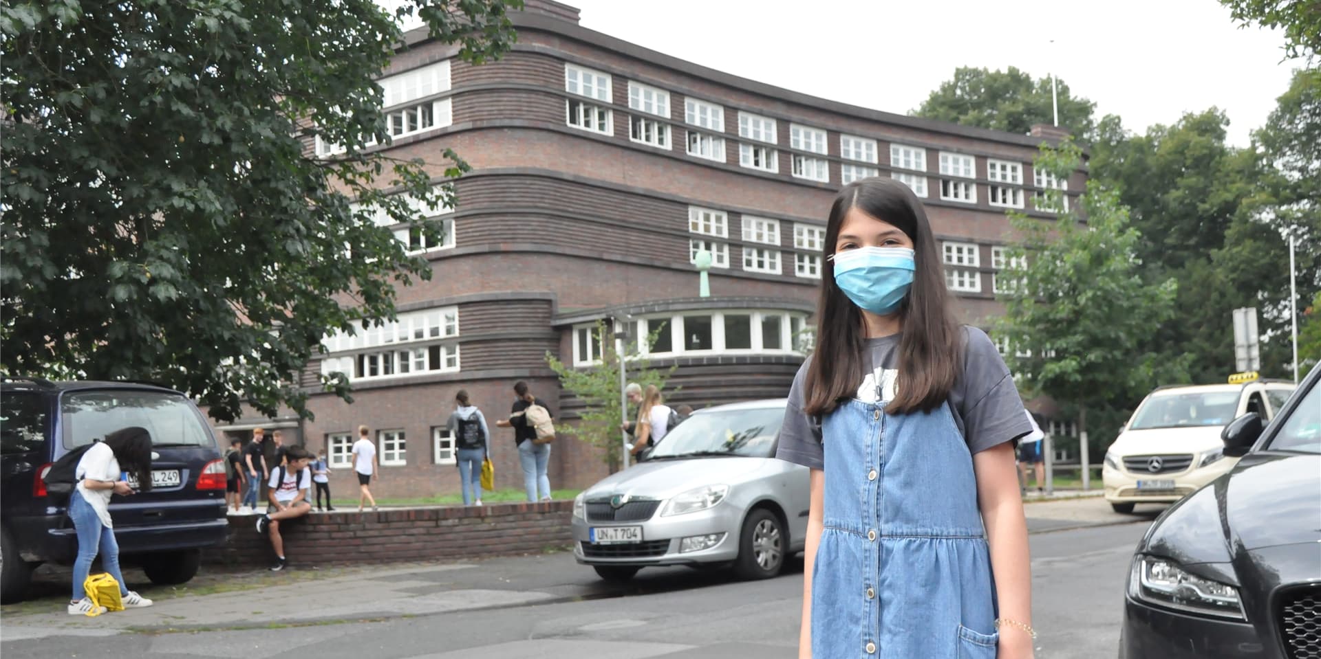 Außerhalb des Schulgeländes besteht für die elfjährige Eylül eigentlich keine Maskenpflicht. Die Regelung, im Unterricht Mund- und Nasenbedeckung zu tragen, findet sie gut.