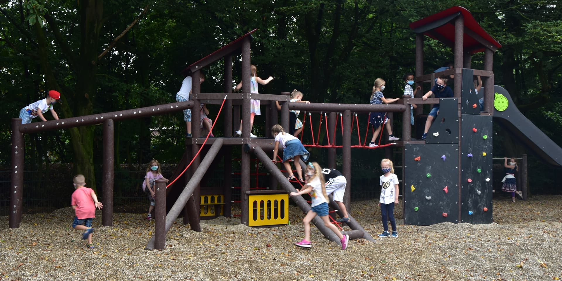 Auch auf dem Schulhof müssen die Kinder eine Maske tragen. Am Spielen hindert das die I-Dötzchen der 1a aber nicht.