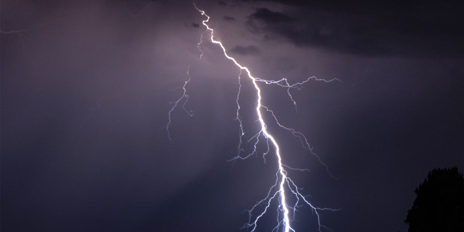 Ein Gewitter zieht am Freitagabend über Dortmund.