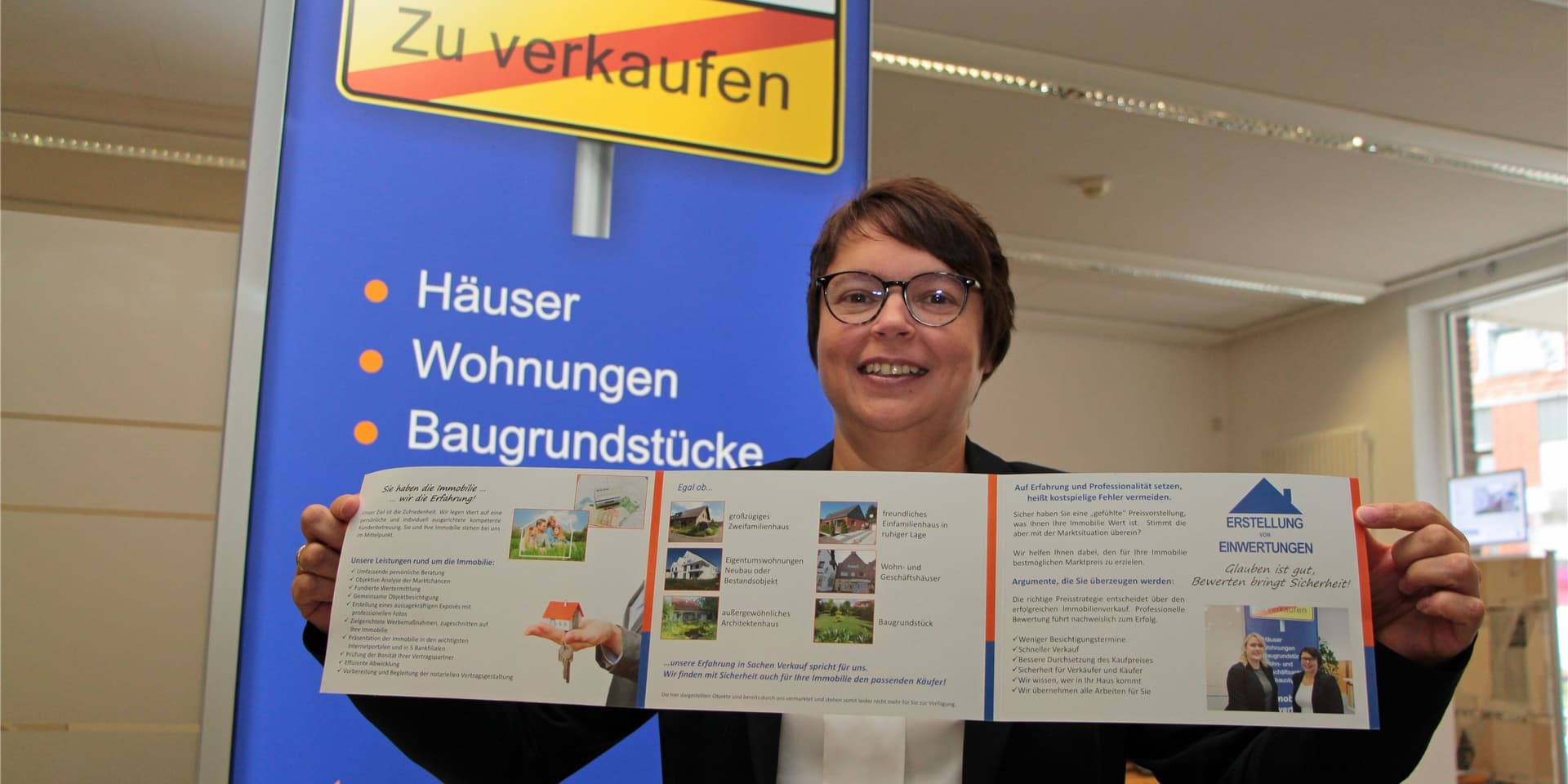 Immobilienberaterin Sandra Pippel mit einem Prospekt ihrer Bank. Schon seit Jahren übersteigt die Nachfrage das Angebot an Häusern, Grundstücken und Eigentumswohnungen.