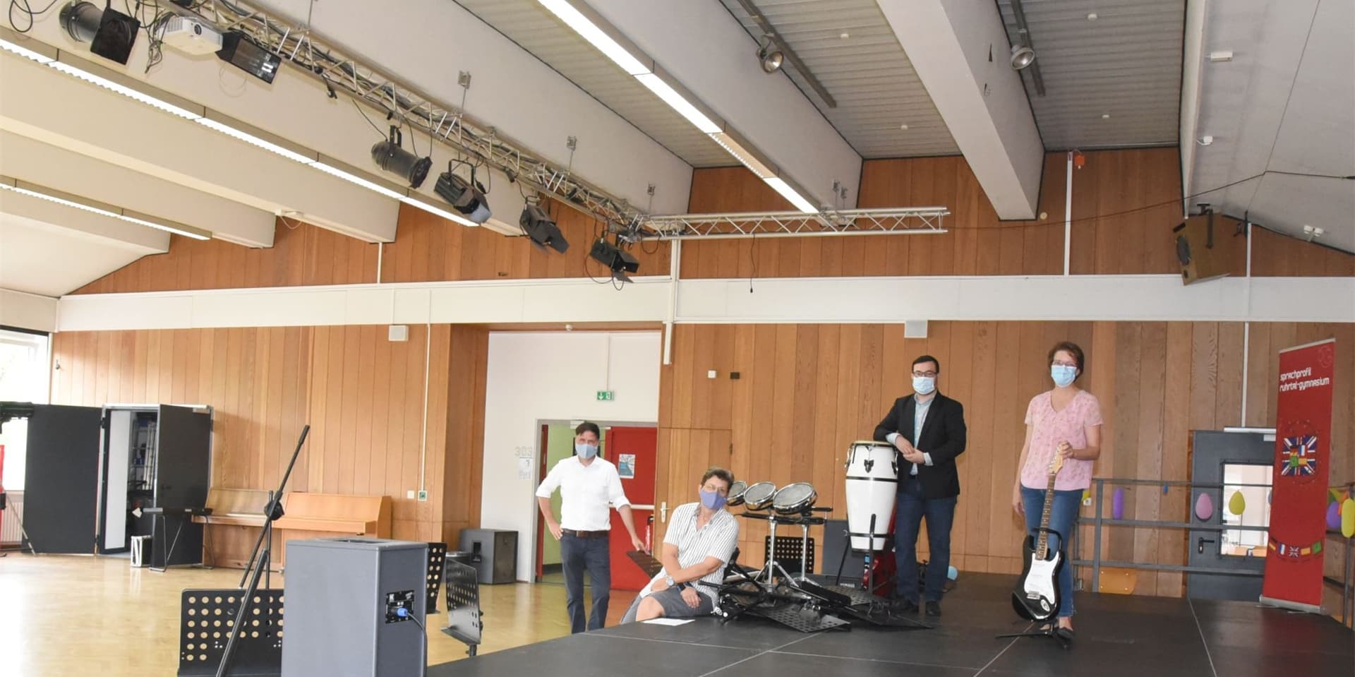 Schulleiterin Bärbel Eschmann (r.), ihr Stellvertreter Matthias Walter und die städtische Architektin Bettina Austmeyer.