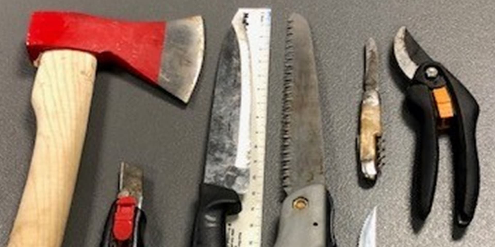 Axt, zwei Messer, eine Säge, eine Gartenschere und rostige Nägel fanden die Polizisten