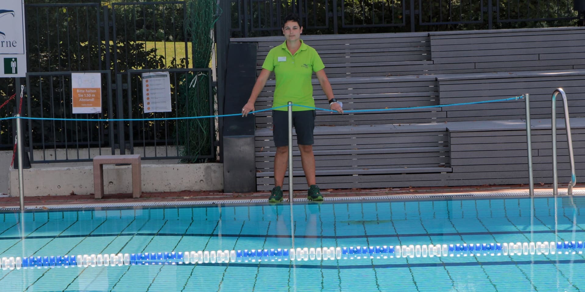 An dem Übergang zwischen Nichtschwimmer- und Schwimmer-Bereich im großen Außenbecken gerieten zwei Mütter mit ihren Kindern in Not.