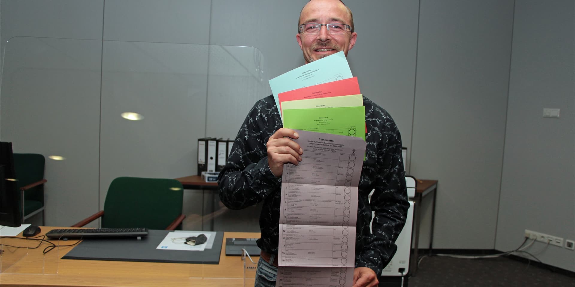 Wahlorganisator Sven Henning mit den fünf verschiedenen Stimmzetteln für die Kommunalwahl 2020 in Werne.